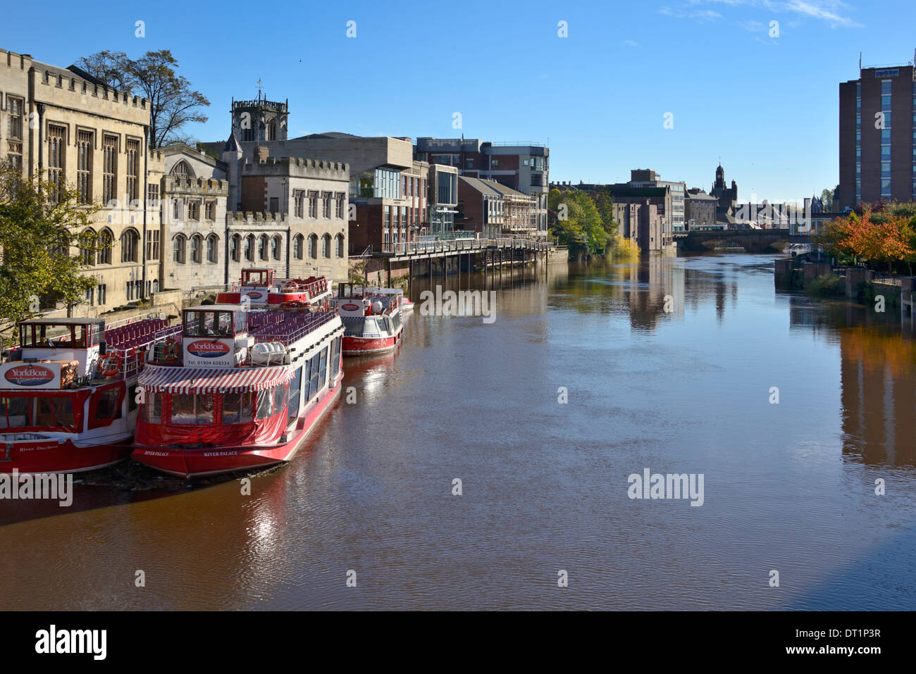 Sportboote auf den Fluss Ouse vor der Guildhall, York, Yorkshire, England, Vereinigtes Königreich, Europa Stockfoto