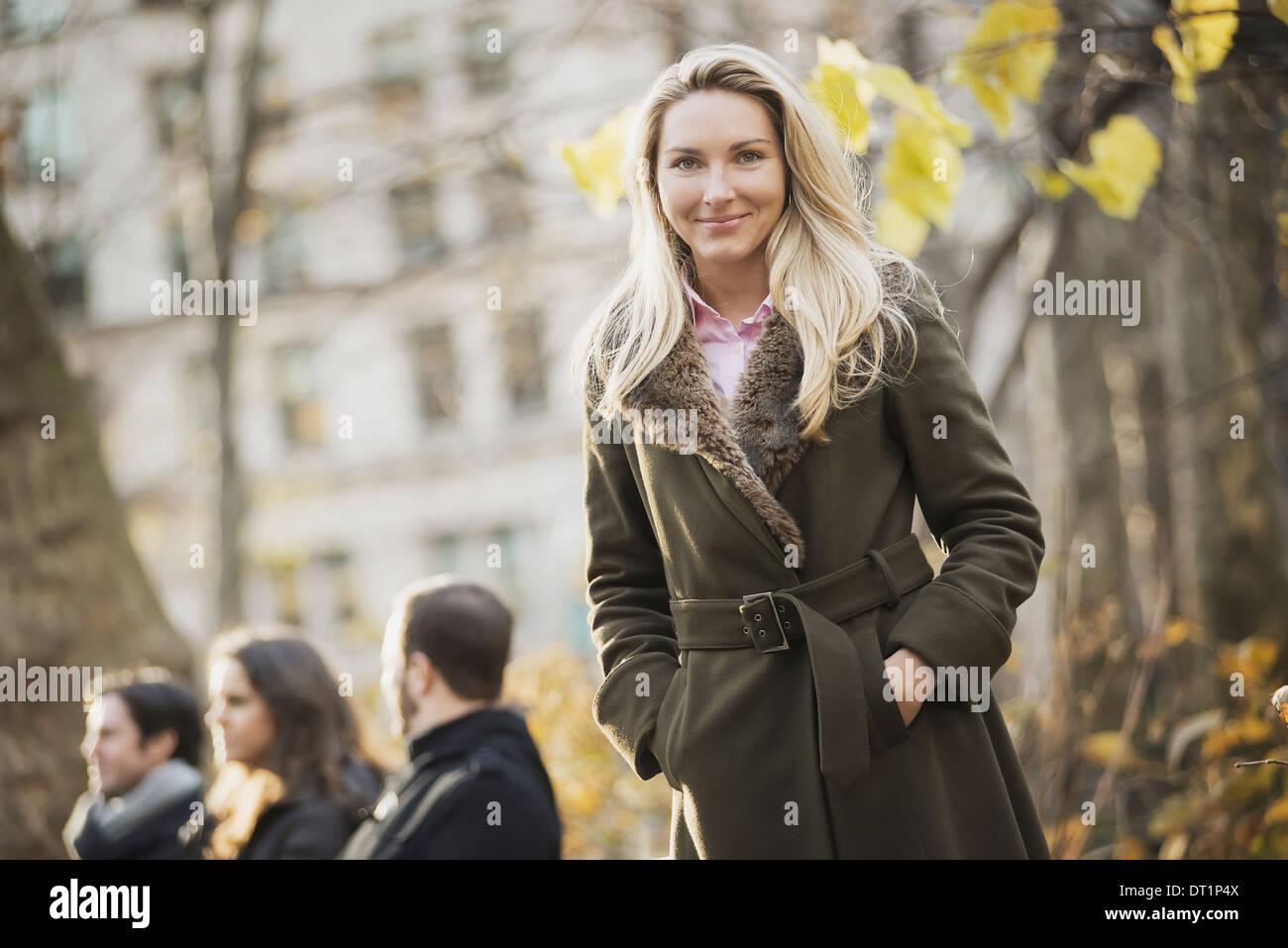 Gruppe auf Bank im Stadtpark Frau vor Stockfoto