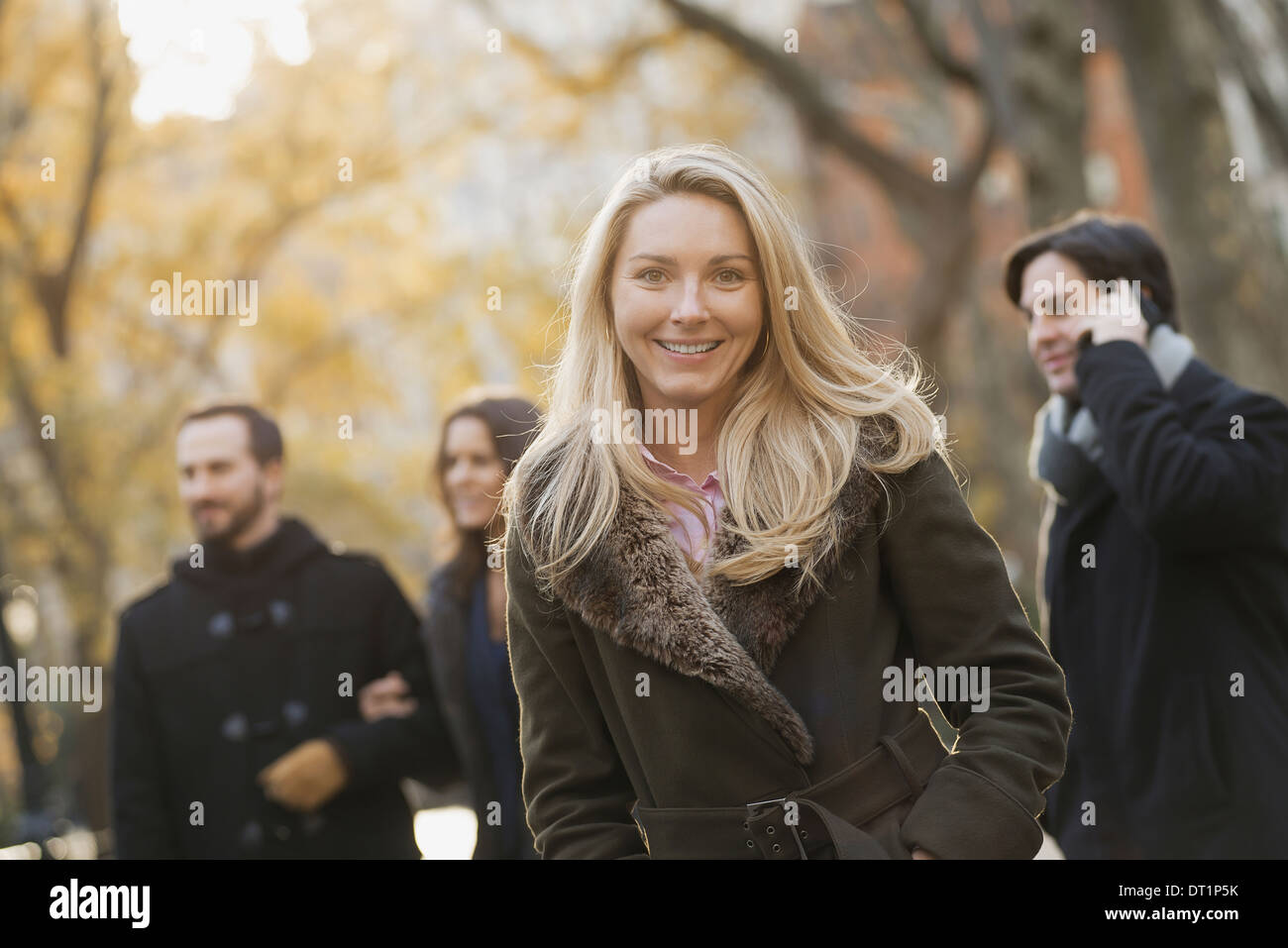Erwachsene Gruppe im Stadtpark Frau vor Stockfoto