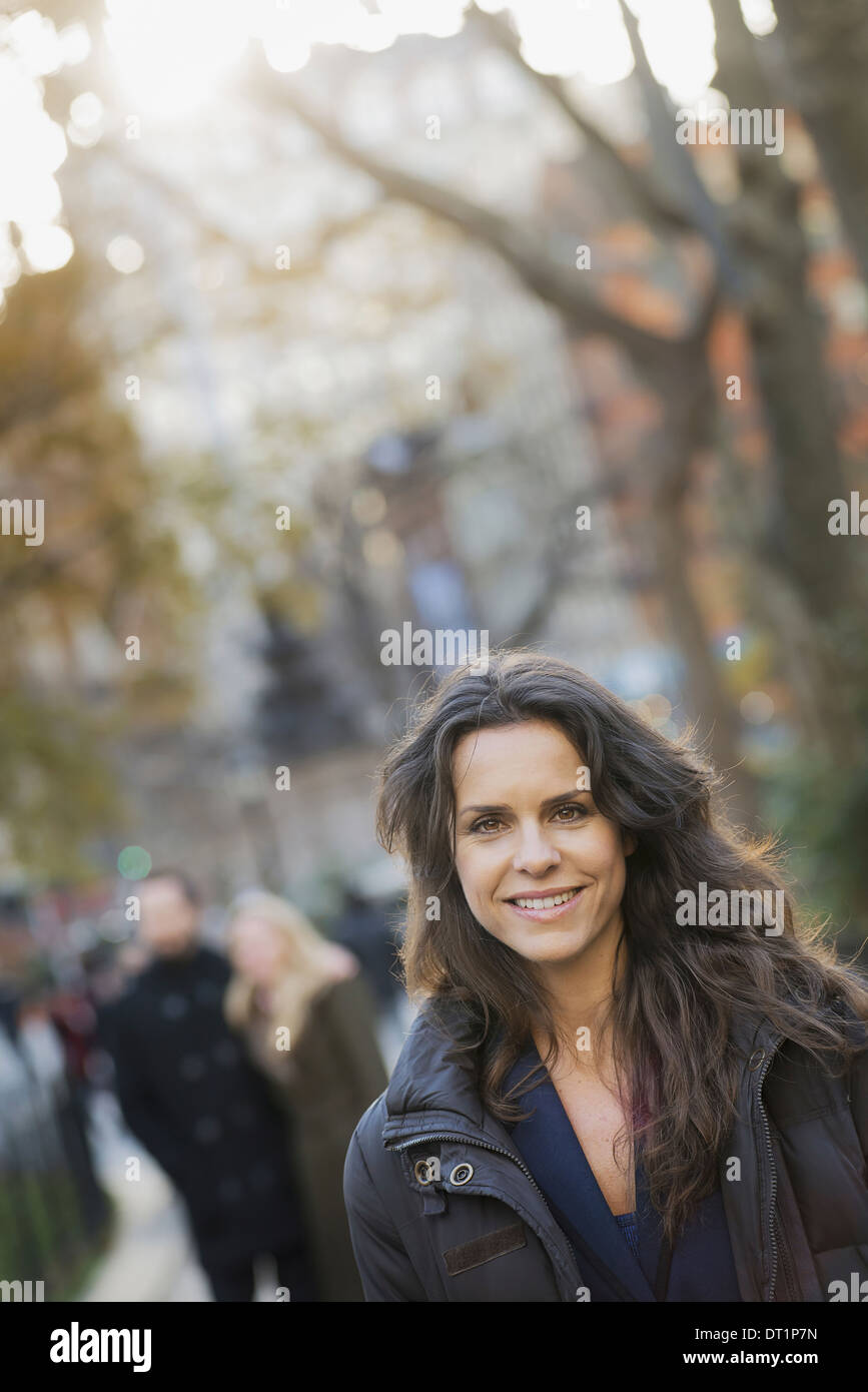 Gruppe zu Fuß im Stadtpark Frau vor Stockfoto