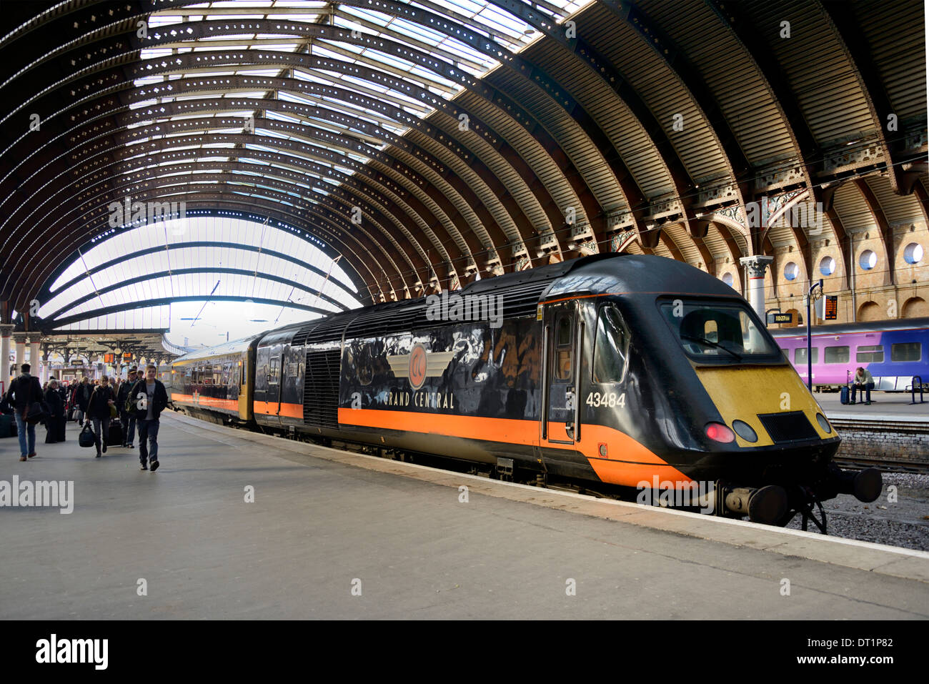 Zug am Bahnhof von York, York, Yorkshire, England, Vereinigtes Königreich, Europa Stockfoto