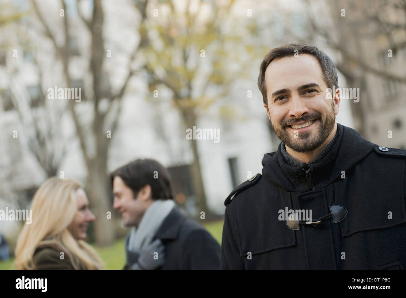 Gruppe zu Fuß im Stadtpark Menschen vor Stockfoto