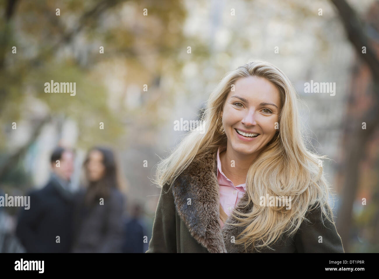 Gruppe zu Fuß im Stadtpark Frau vor Stockfoto