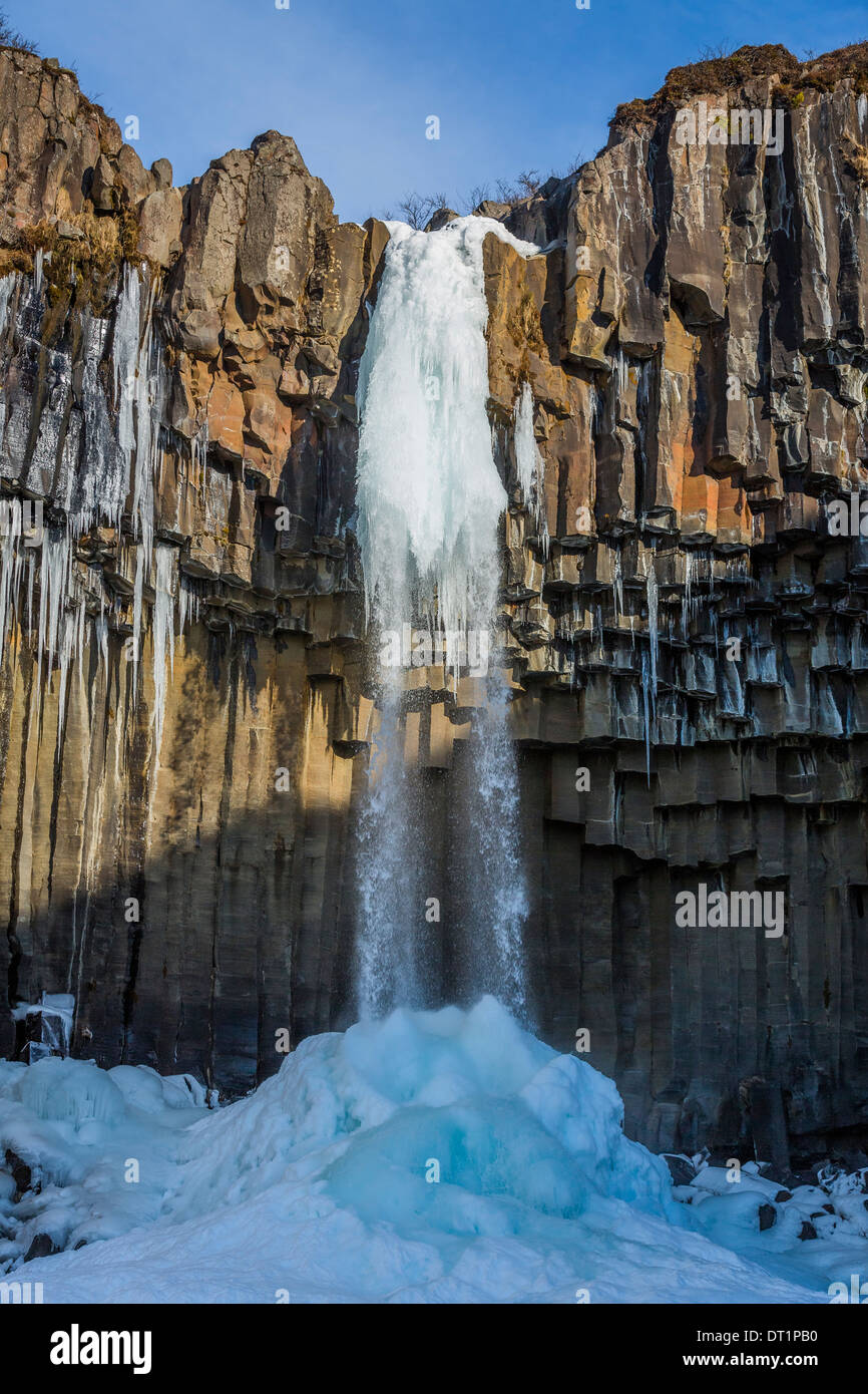 Svartifoss (Black Falls) im Winter, Skaftafell, Vatnajökull-Nationalpark, Island Svartifoss ist umgeben von Basaltsäulen. Stockfoto