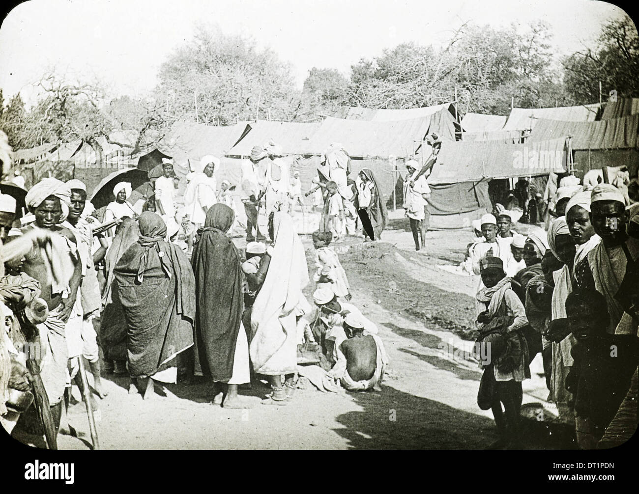 Die Gopalganj-Thawe Mela, eine große religiöse Messe in Indien, wurde um 1906 aufgenommen und zeigt die lebendige Menschenmassen und die kulturelle Atmosphäre der Veranstaltung. Stockfoto