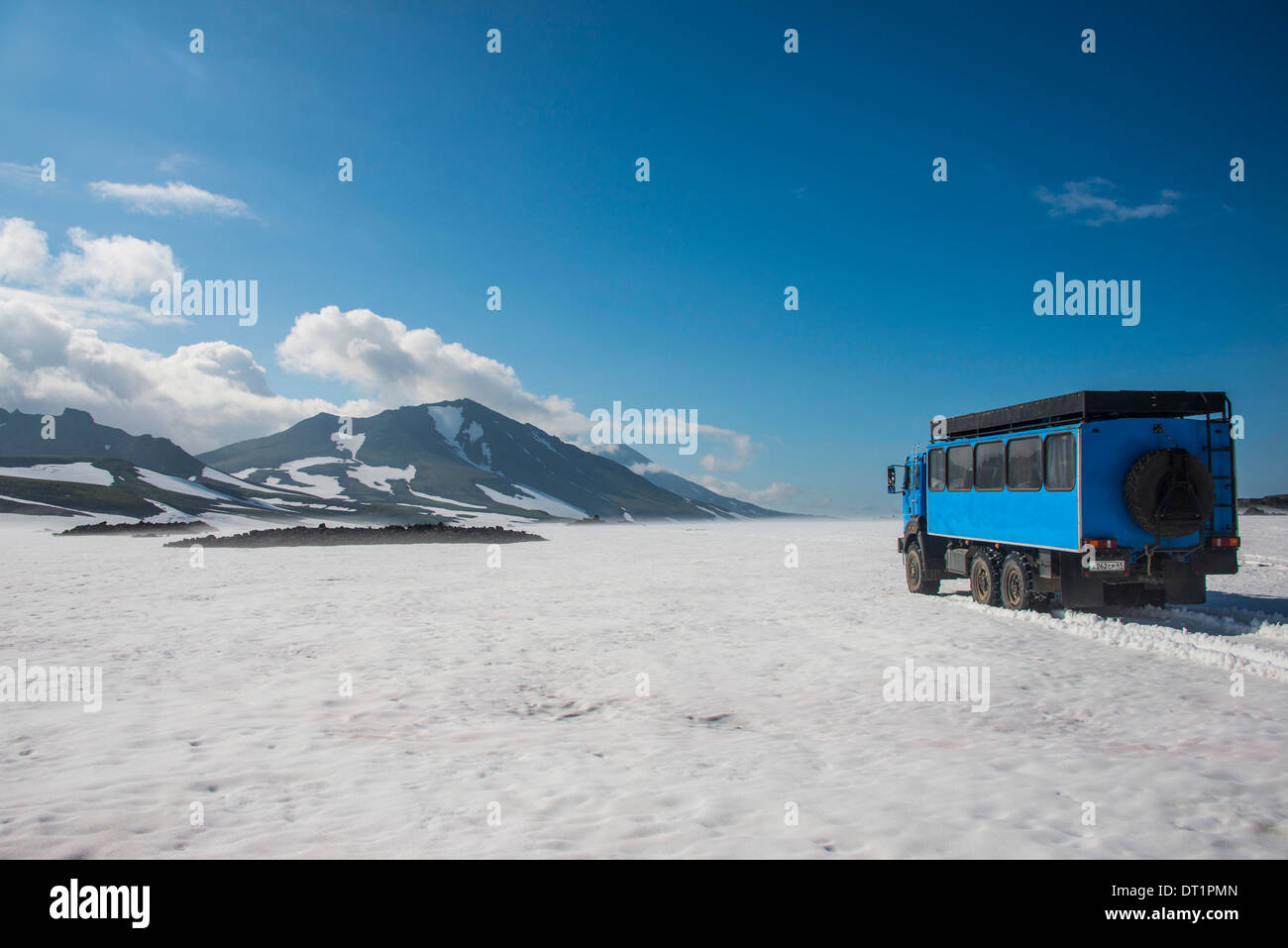 Russische Lkw über ein Schneefeld, Mutnovsky Vulkan, Kamtschatka, Russland, Eurasien Stockfoto