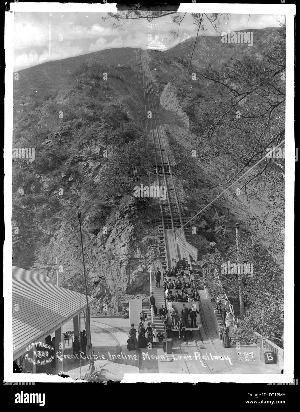 Die Great Cable Incline der Mount Lowe Railway wurde um 1899 aufgenommen und zeigt das technische Wunderwerk dieser Transportmethode. Stockfoto