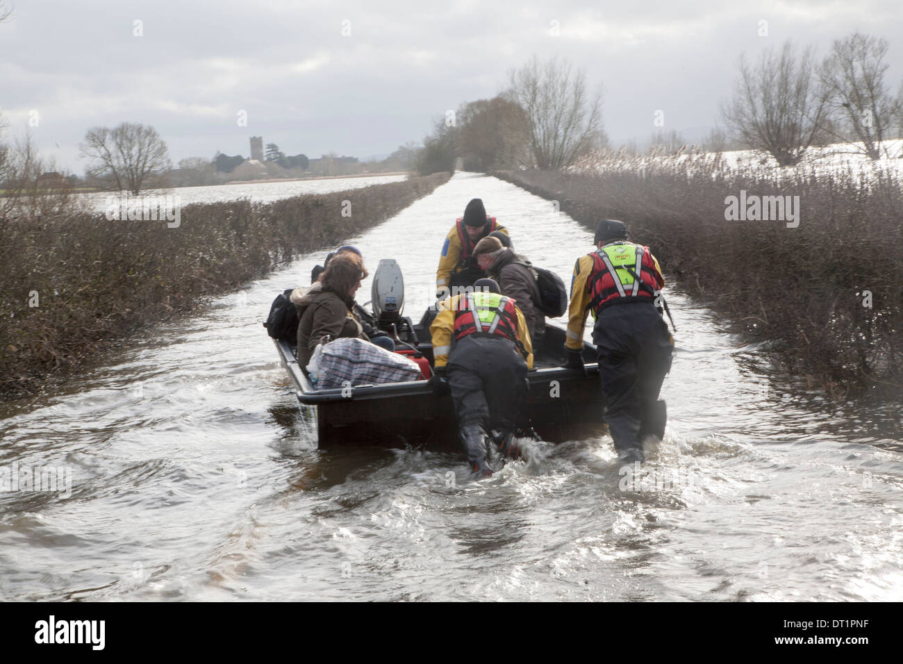 Notdienste-humanitäre Boot-Service für die Bewohner der Cut-off von Muchelney, in der Nähe von Langport, Somerset Levels, England Stockfoto