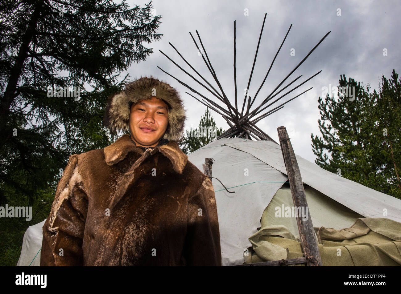 Korjaken Mann, die Ureinwohner Kamtschatkas vor einem traditionellen Tipi, Esso, Russland, Eurasien Stockfoto