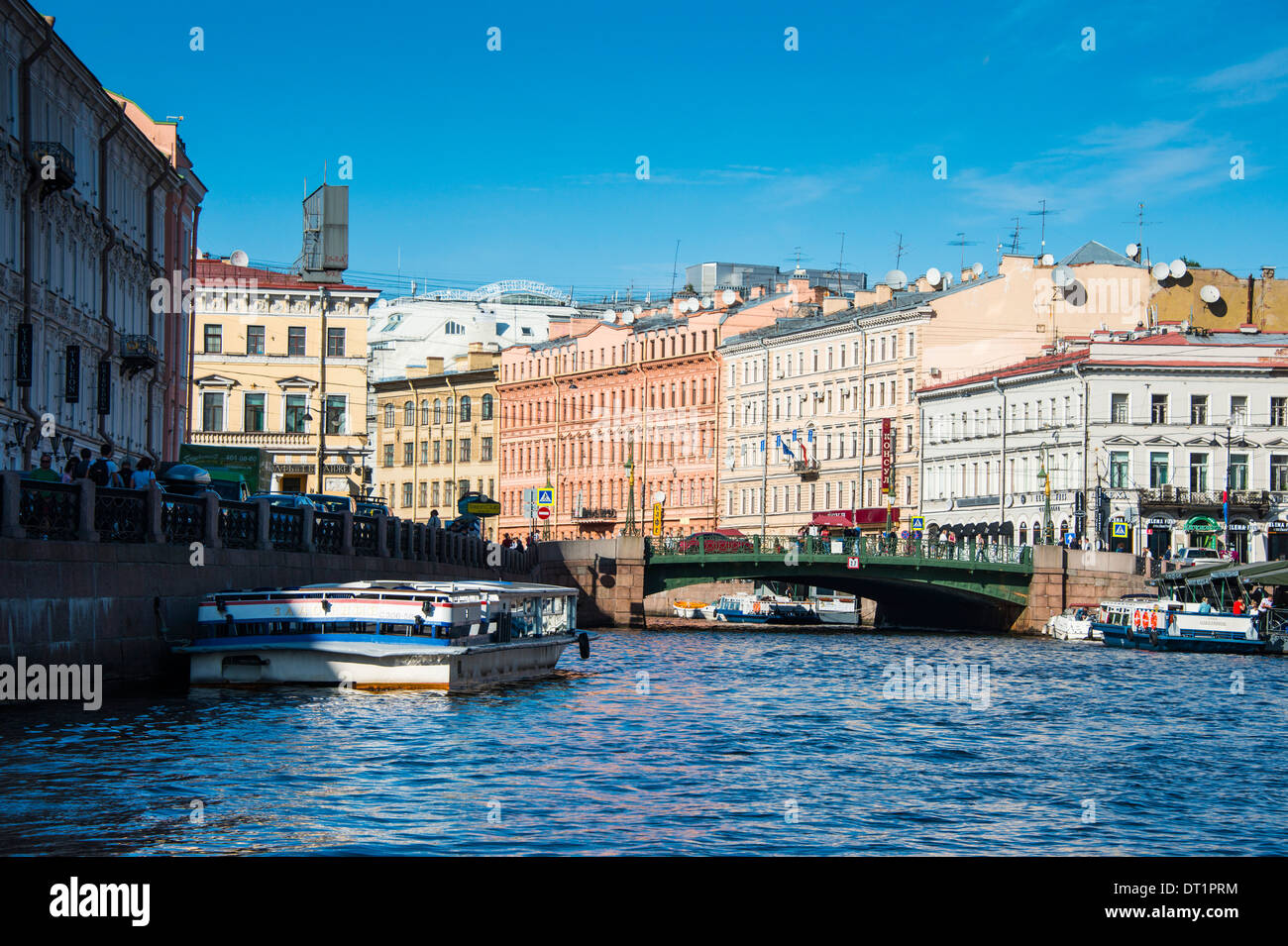 Touristenboot auf einem Wasserkanal im Zentrum von St. Petersburg, Russland, Europa Stockfoto