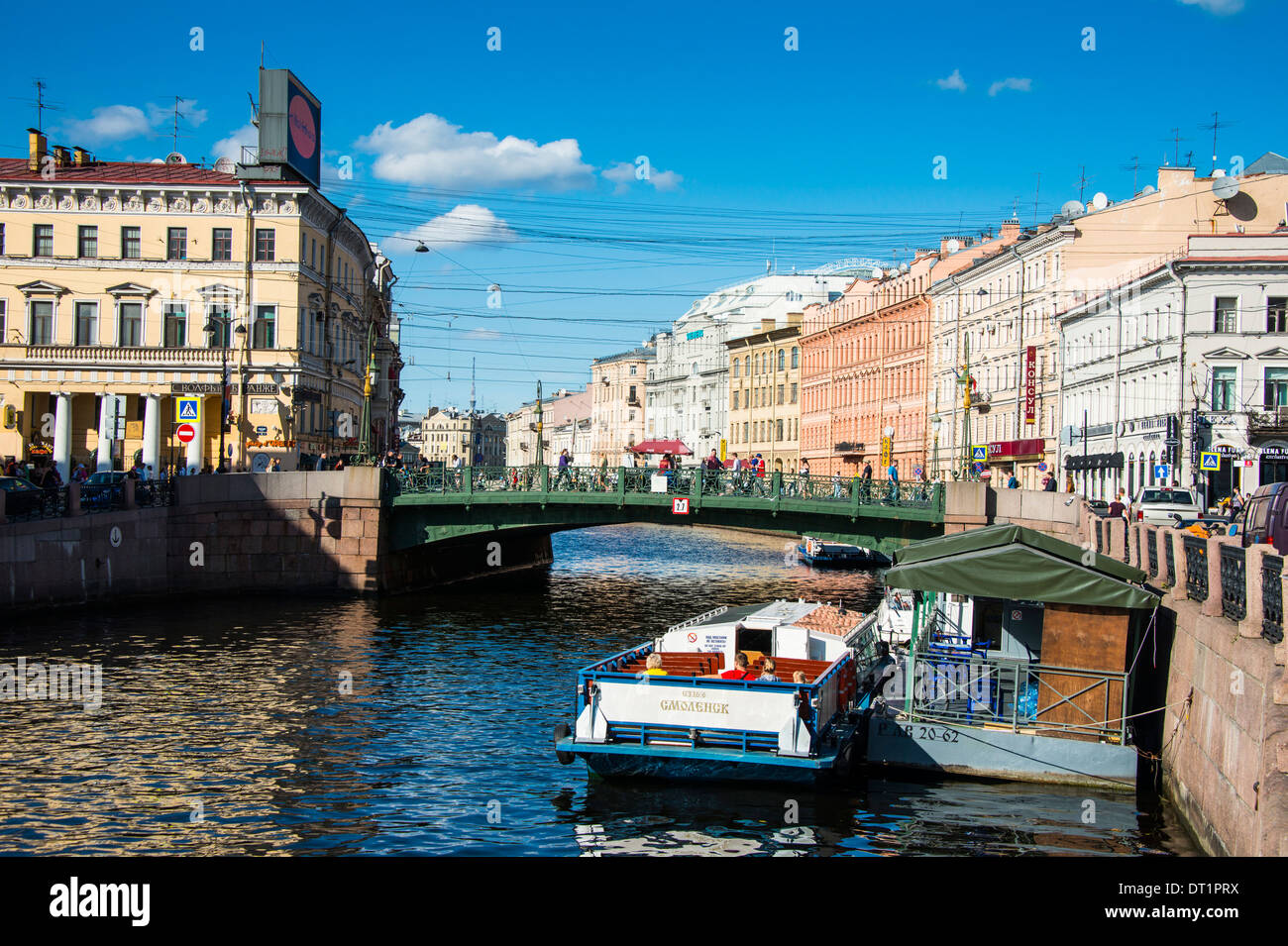 Touristenboot auf einem Wasserkanal im Zentrum von St. Petersburg, Russland, Europa Stockfoto