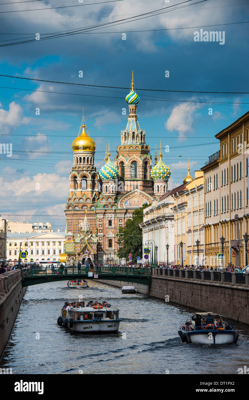 Ausflugsschiff vor der Kirche des Erlösers auf Auferstehungskirche, St. Petersburg, Russland, Europa Stockfoto