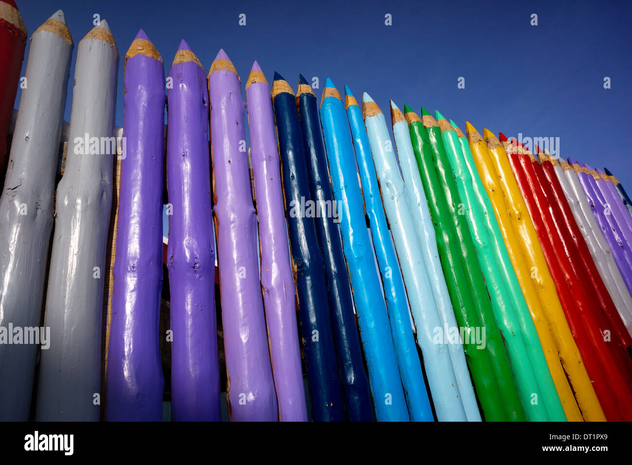 Die Wand des Riesen Bleistifte auf dem Hintergrund des Himmels Stockfoto