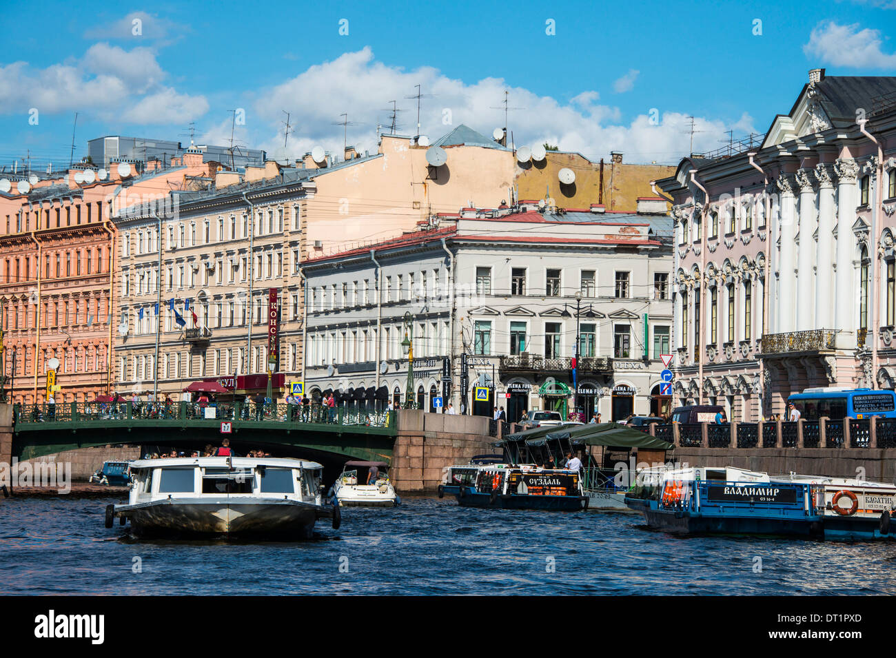 Touristenboot auf einem Wasserkanal im Zentrum von St. Petersburg, Russland, Europa Stockfoto