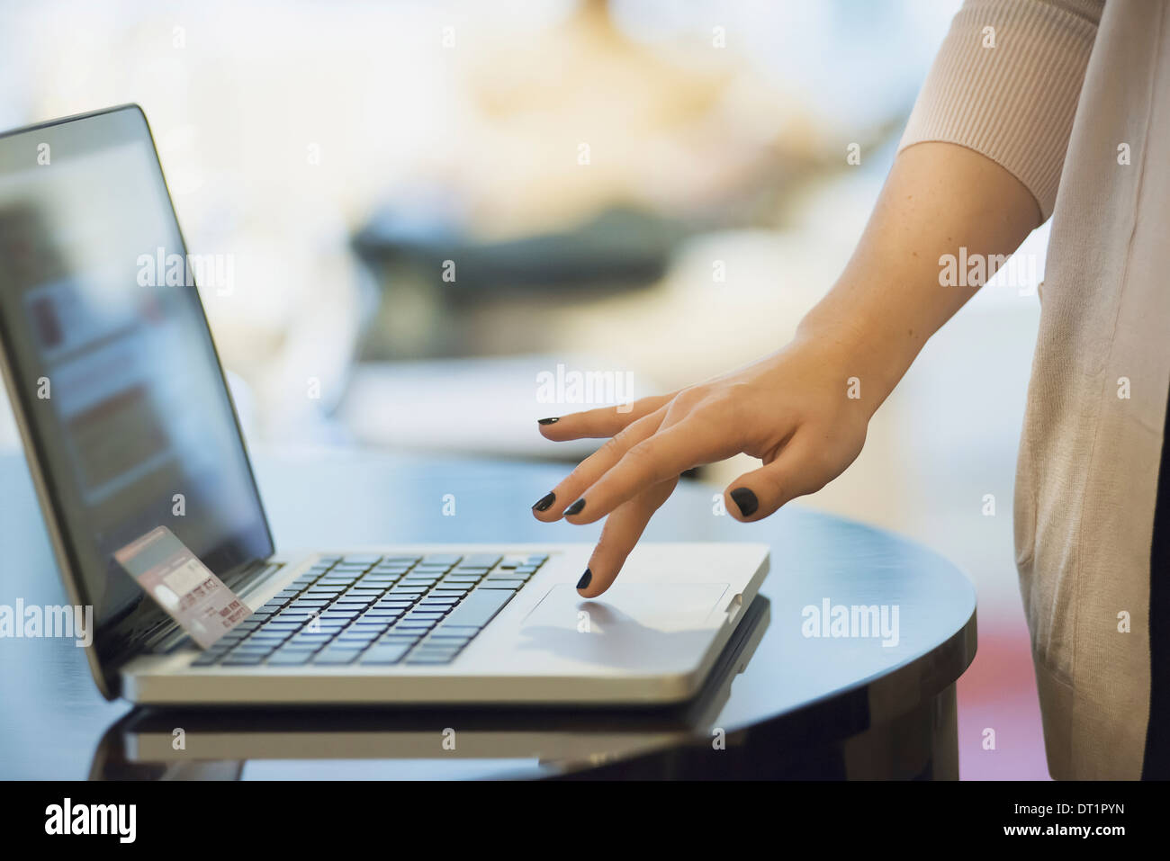 Frau online-shopping auf laptop Stockfoto