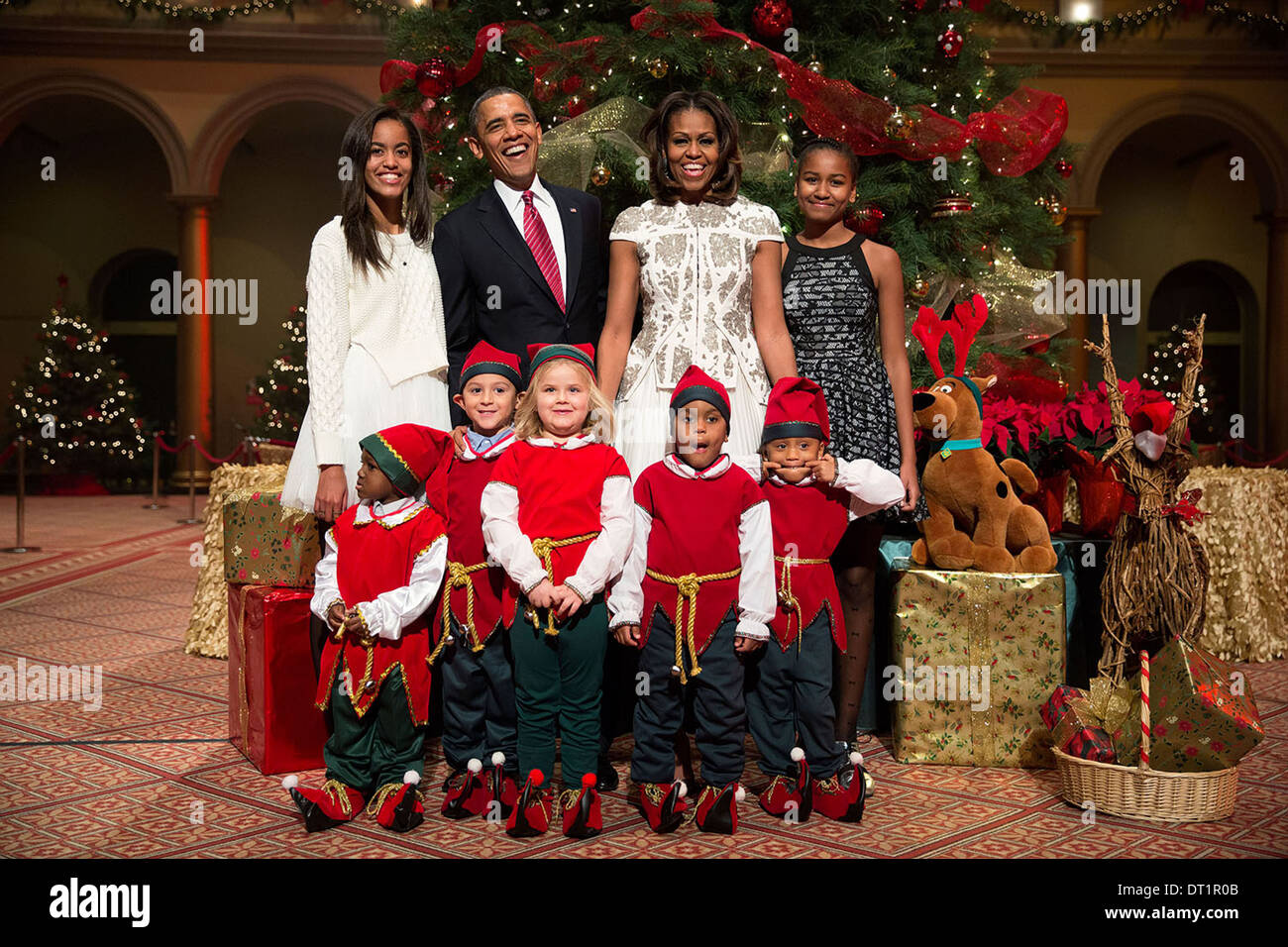 US-Präsident Barack Obama mit First Lady Michelle Obama und seinen Töchtern Malia und Sasha junge Elfen für ein Foto vor dem Weihnachten mitmachen Washington taping an das National Building Museum 13. Dezember 2013 in Washington, DC. Stockfoto