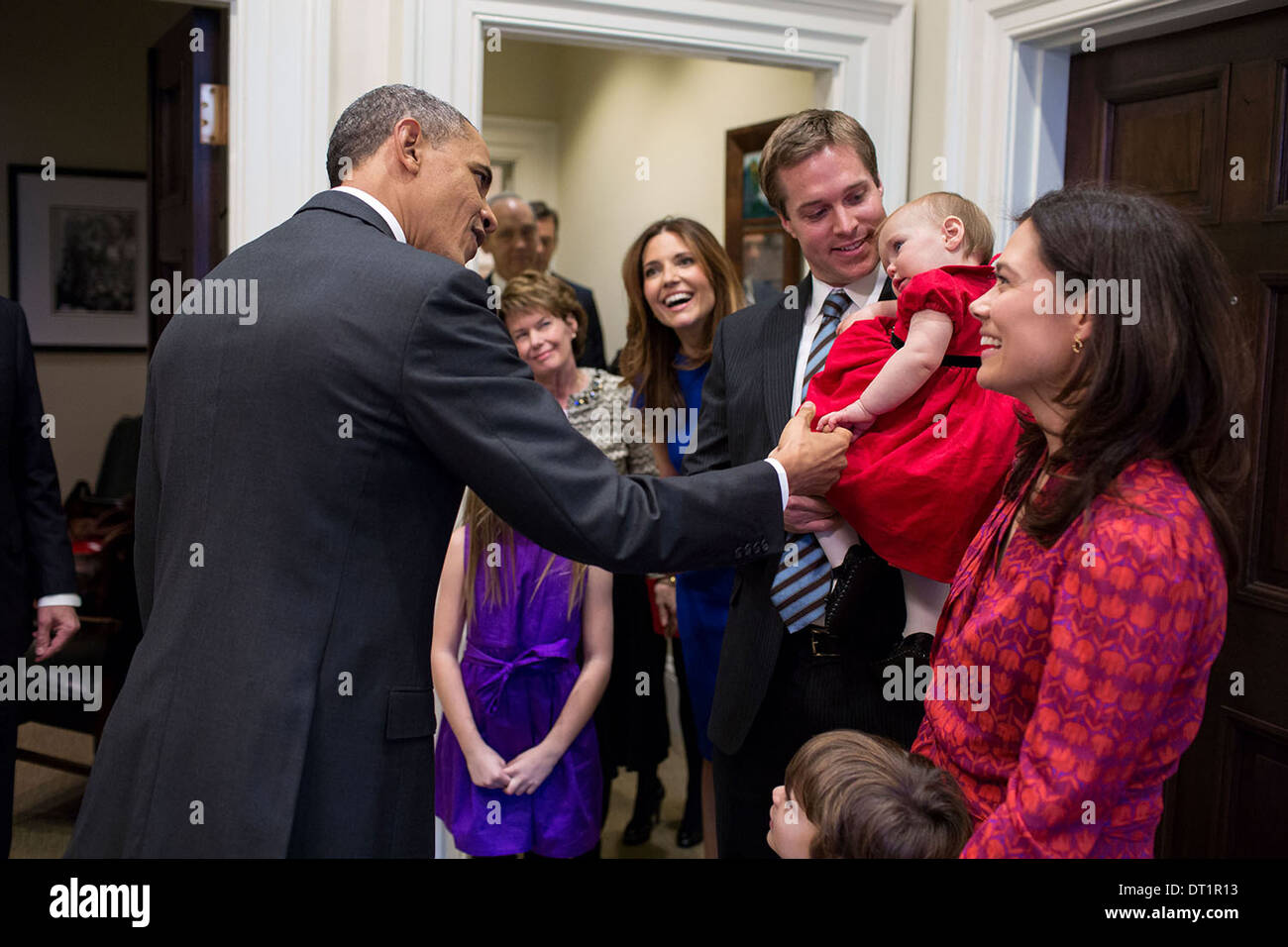 US Präsident Barack Obama begrüßt die Tochter eines ausgeschiedenen Bediensteten in der äußeren Oval Office des weißen Hauses 13. Dezember 2013 in Washington, DC. Stockfoto
