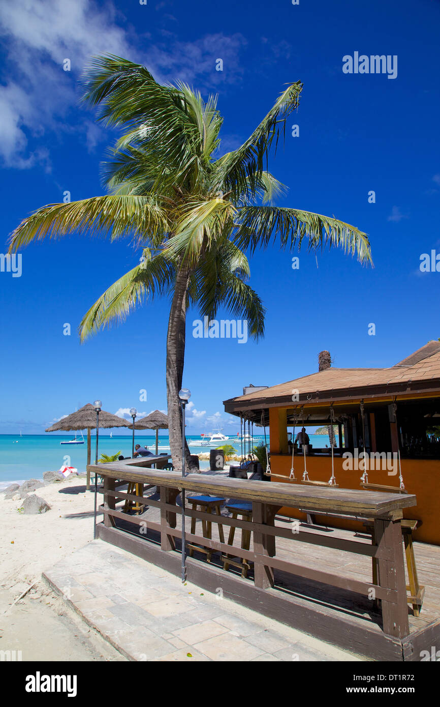 Strand und Beach Bar, Dickenson Bay, St. Georges, Antigua, Leeward-Inseln, West Indies, Karibik, Mittelamerika Stockfoto
