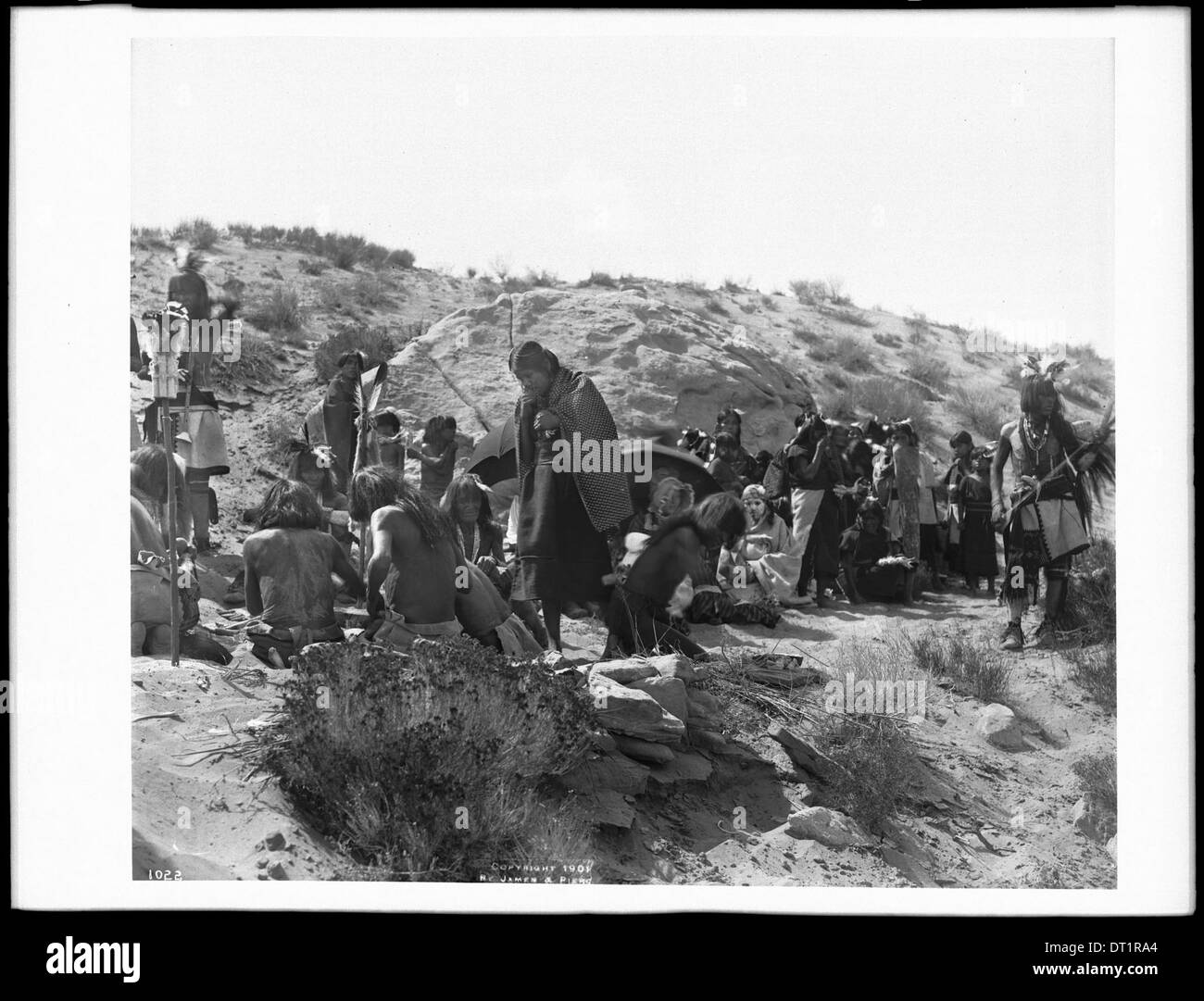 Gruppe von ungefähr fünfundzwanzig Menschen bei der Hopi Indian Flute Dance an Oraibi, 1901 Stockfoto