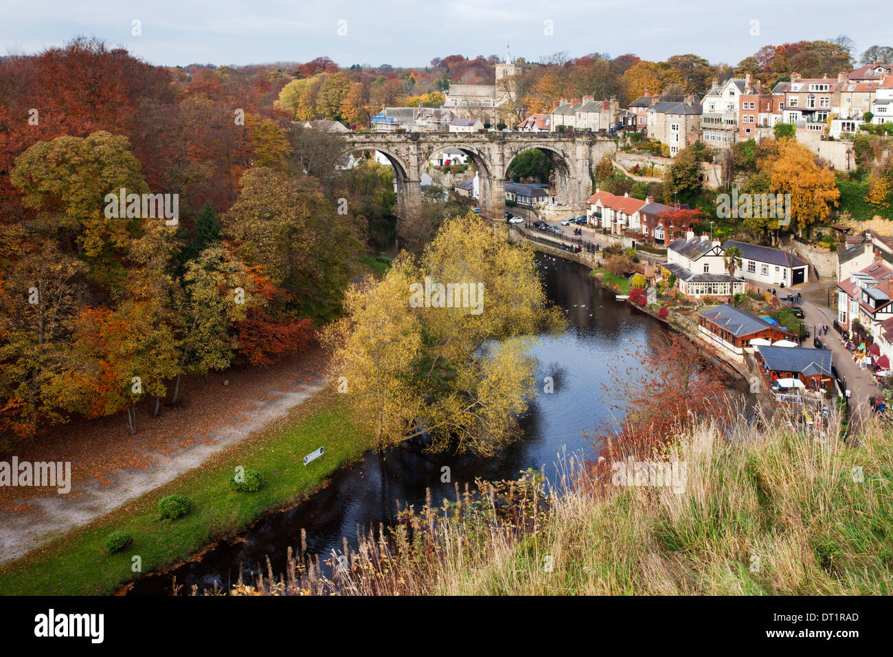 Viadukt und Fluß Nidd bei Knaresborough im Herbst, North Yorkshire, Yorkshire, England, Vereinigtes Königreich, Europa Stockfoto