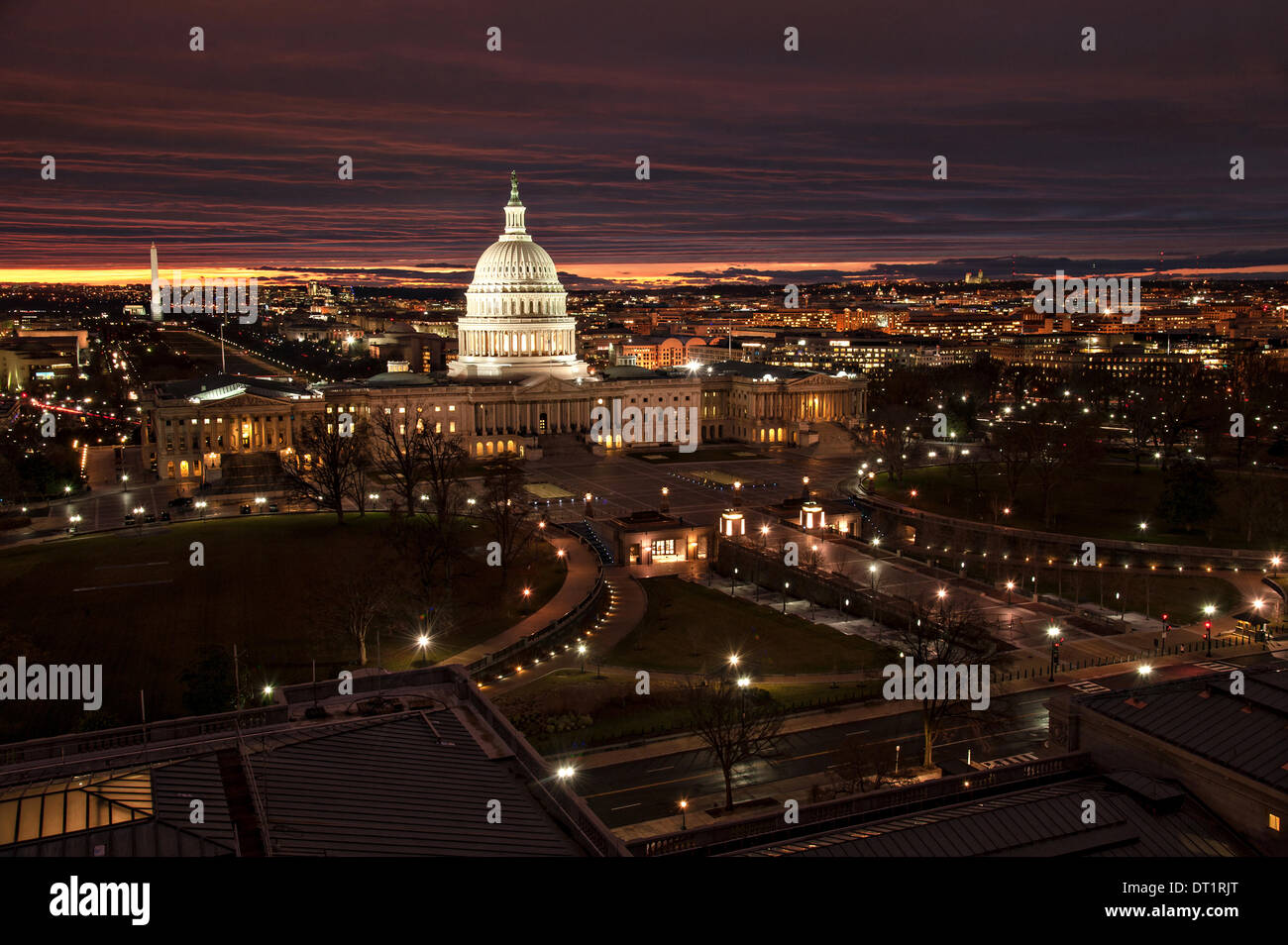 Skyline-Blick auf das US-Capitol in der Dämmerung 5. Februar 2014 in Washington, DC. Stockfoto