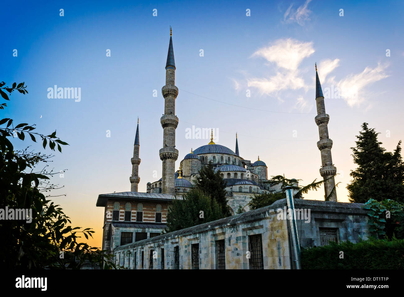 Die blaue Moschee oder Sultan Ahmed Mosque während des Sonnenuntergangs in Istanbul, Türkei. Stockfoto