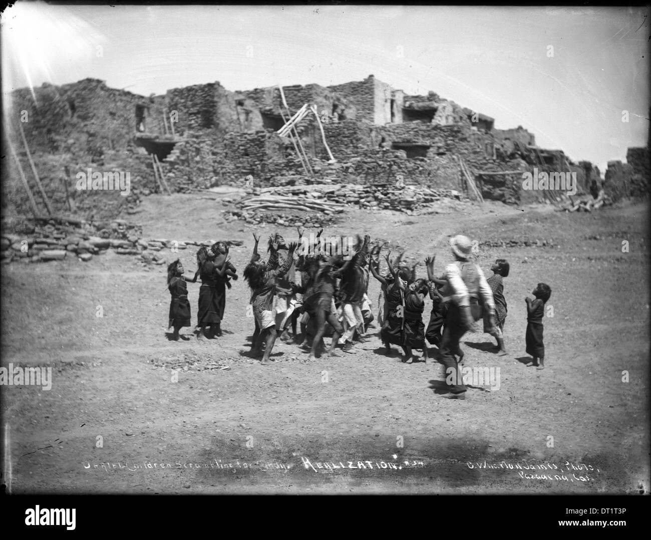 Gruppe von zweiundzwanzig Hopi indische Kinder in Oraibi scrambling für Süßigkeiten geworfen, um ihnen, Arizona, ca.1898 Stockfoto