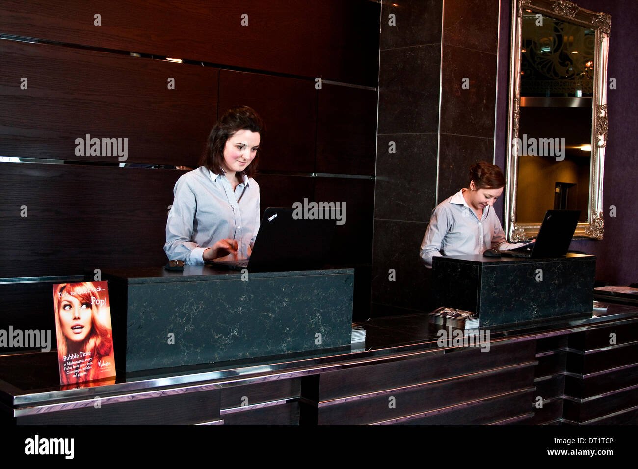 Dundee, Schottland, Vereinigtes Königreich. 6. Februar 2014. Die Malmaison ist ein Hotel im französischen Stil luxuriöse und exklusive formell das historische Tay Hotel und ist aufgeführt C Gebäude jetzt öffentlich zugänglich auf Donnerstag, 6. Februar 2014 in Dundee. Zwei weibliche Recptionists im Bereich der Hauptrezeption im Malmaison Hotel. Bildnachweis: Dundee Photographics / Alamy Live News Stockfoto