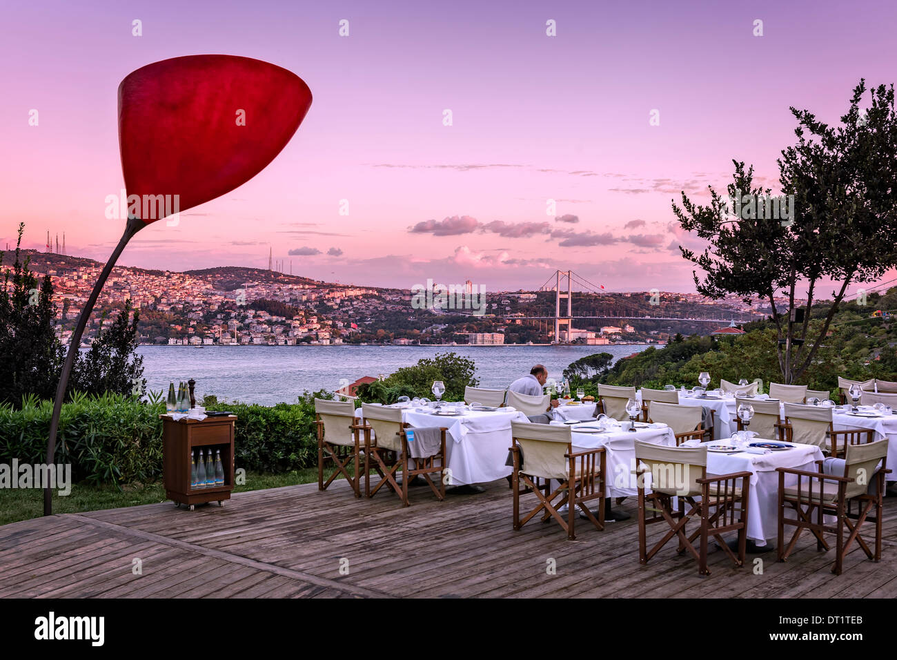 Blick über den Bosporus vom Sunset Grill & Bar in Besiktas, Istanbul, Türkei. Stockfoto