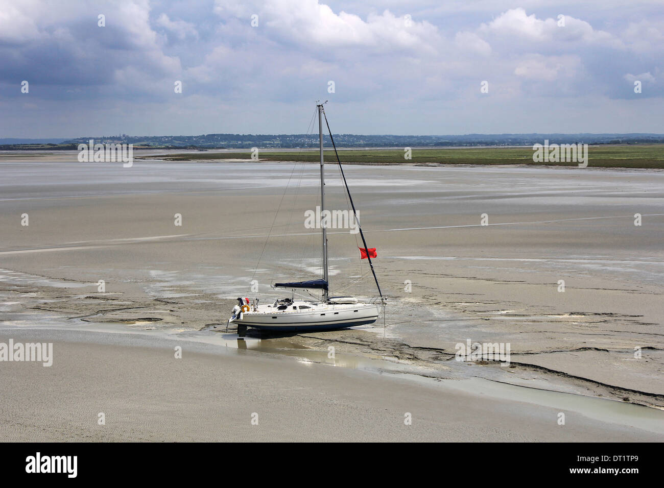 Gestrandete Yacht in der Nähe der Abtei Mont Saint Michel wartet Flut, um Segel zu setzen. Normandie, Frankreich Stockfoto