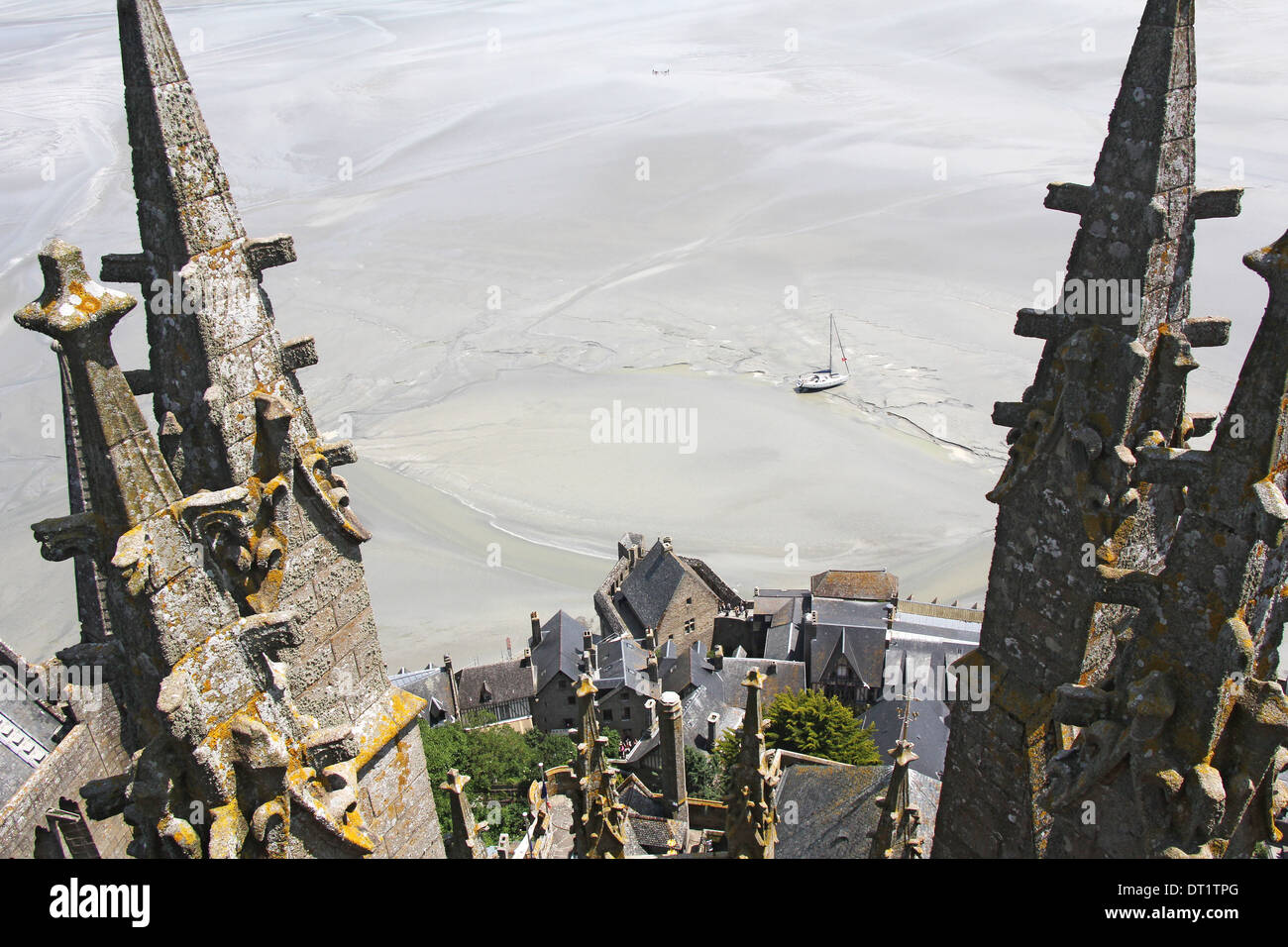 Blick vom Turm der Abtei Berg Saint Michel, gestrandete Boot bei Ebbe Stockfoto