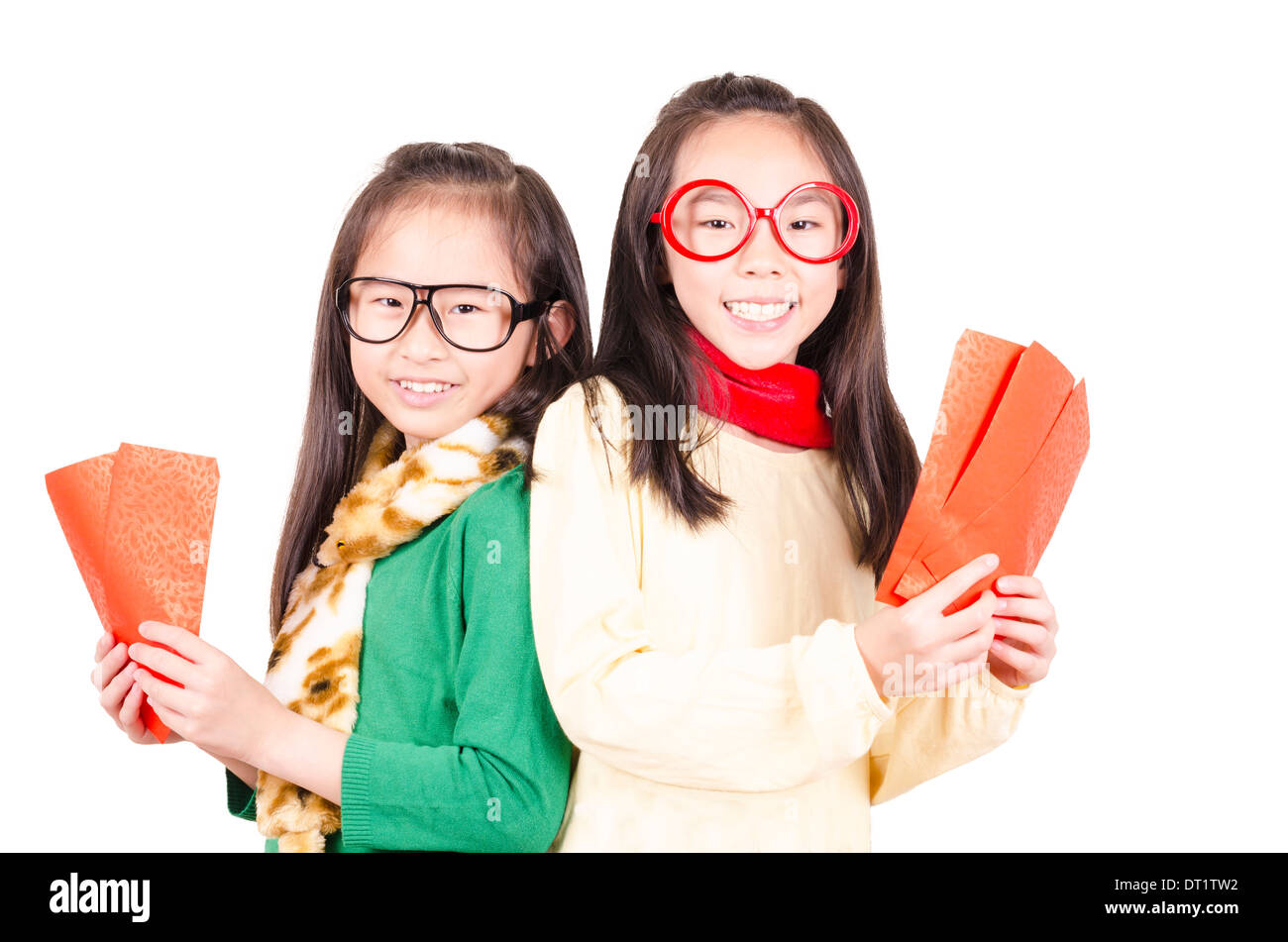 Schönheit Mädchen zeigen rote Umschlag Stockfoto