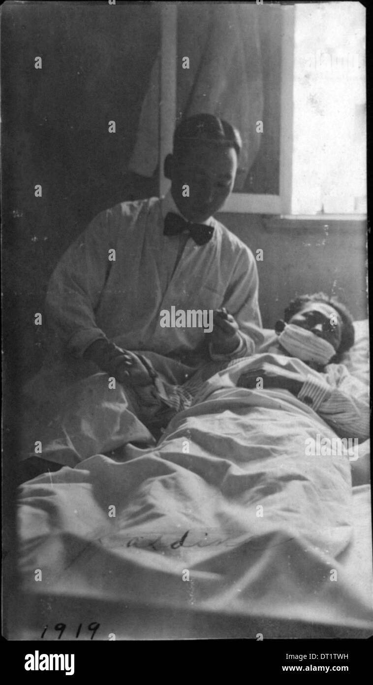 Ein Foto von Hahn Jang Ho mit einem kranken Freund, das einen Moment der persönlichen Interaktion, mit dem historischen Kontext ihrer Beziehung oder der implizierten Zeitperiode festnimmt. Stockfoto