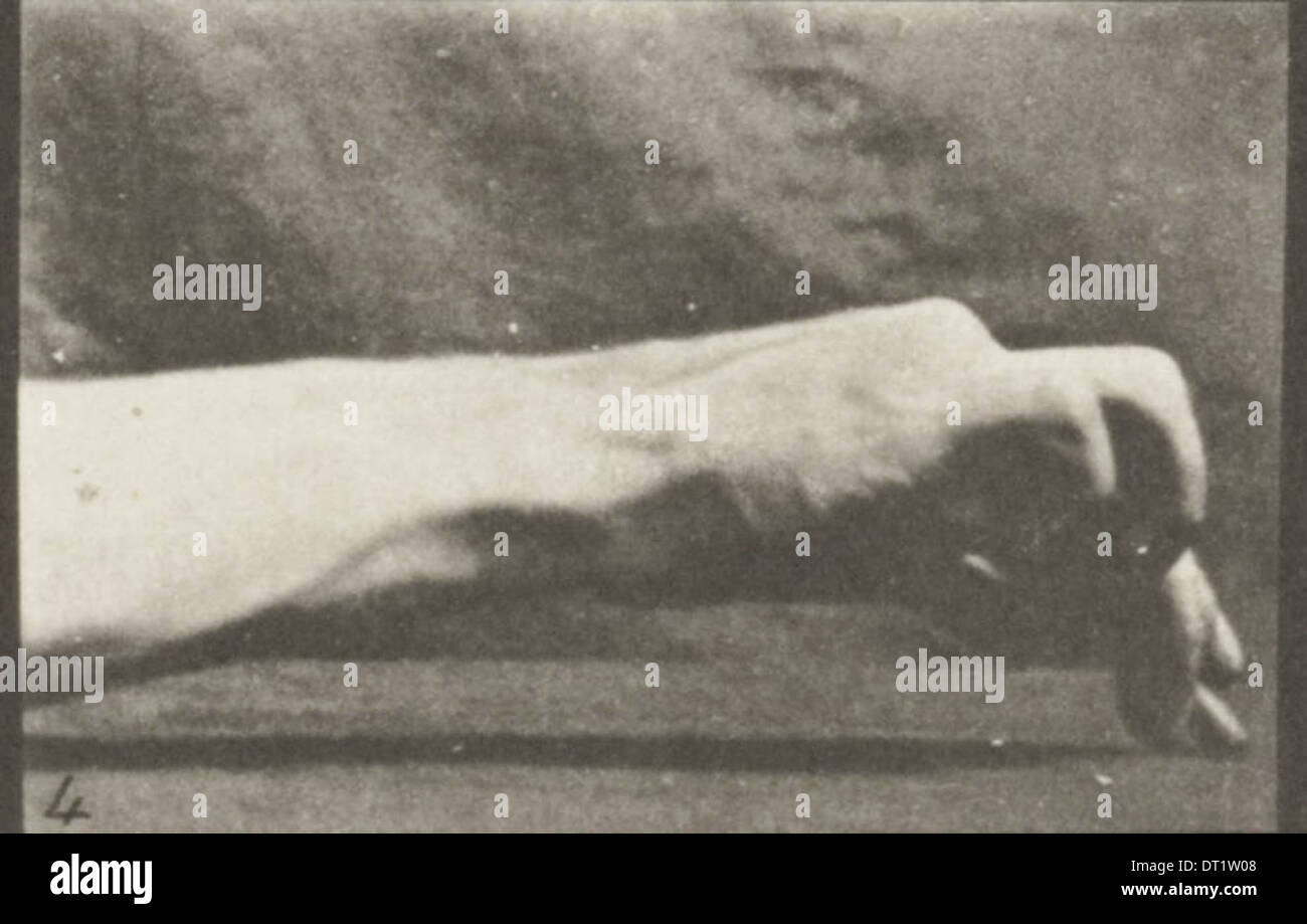 Eine Hand ist abgebildet, die einen Kreis zeichnet, der in einem minimalistischen Foto aufgenommen wurde. Der Fokus liegt auf der Bewegung der Hand und der Einfachheit der Handlung. Stockfoto