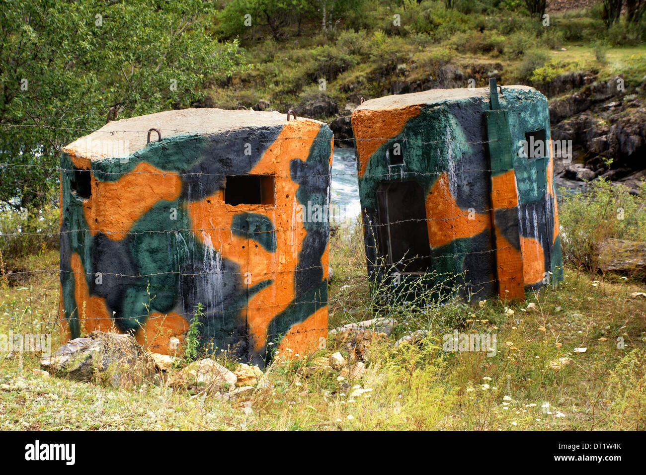 Zwei kleine Сamouflaged militärischen Bunker Stockfoto