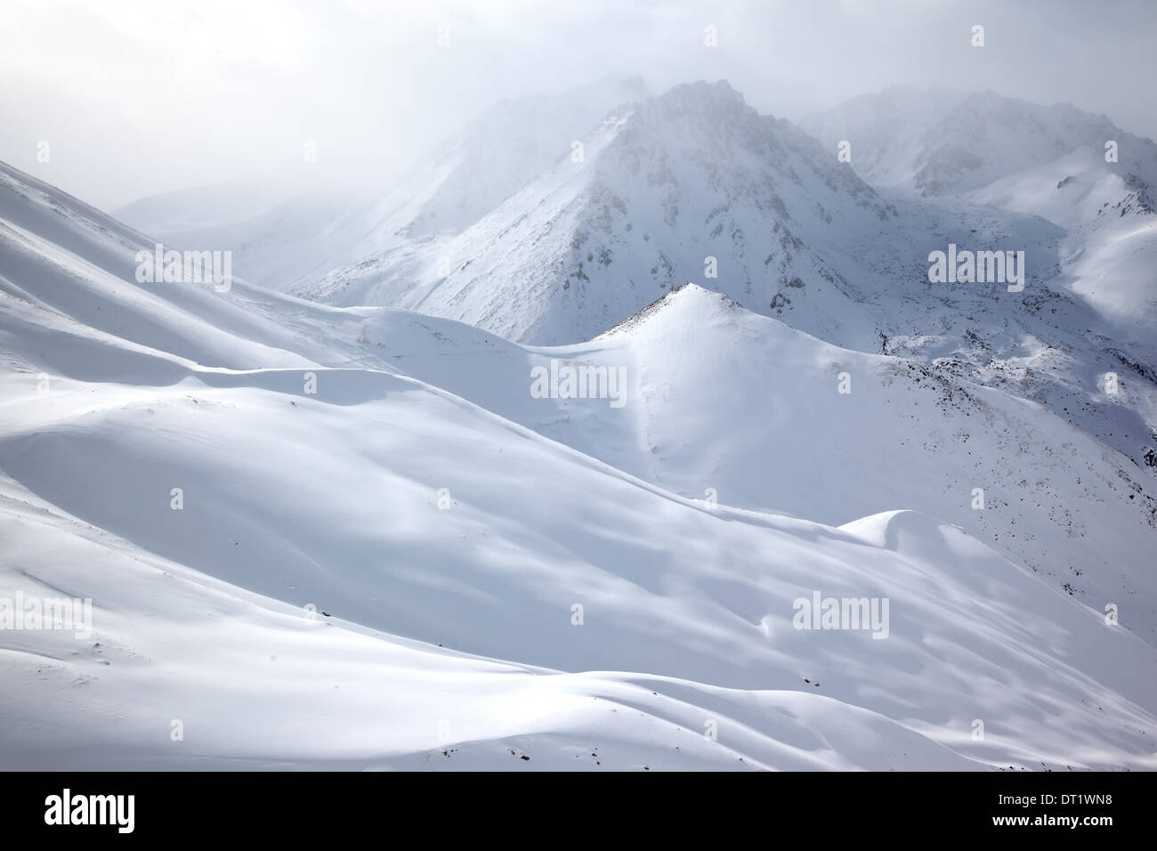 Winter-Berg-Landschaft und Wolken Stockfoto