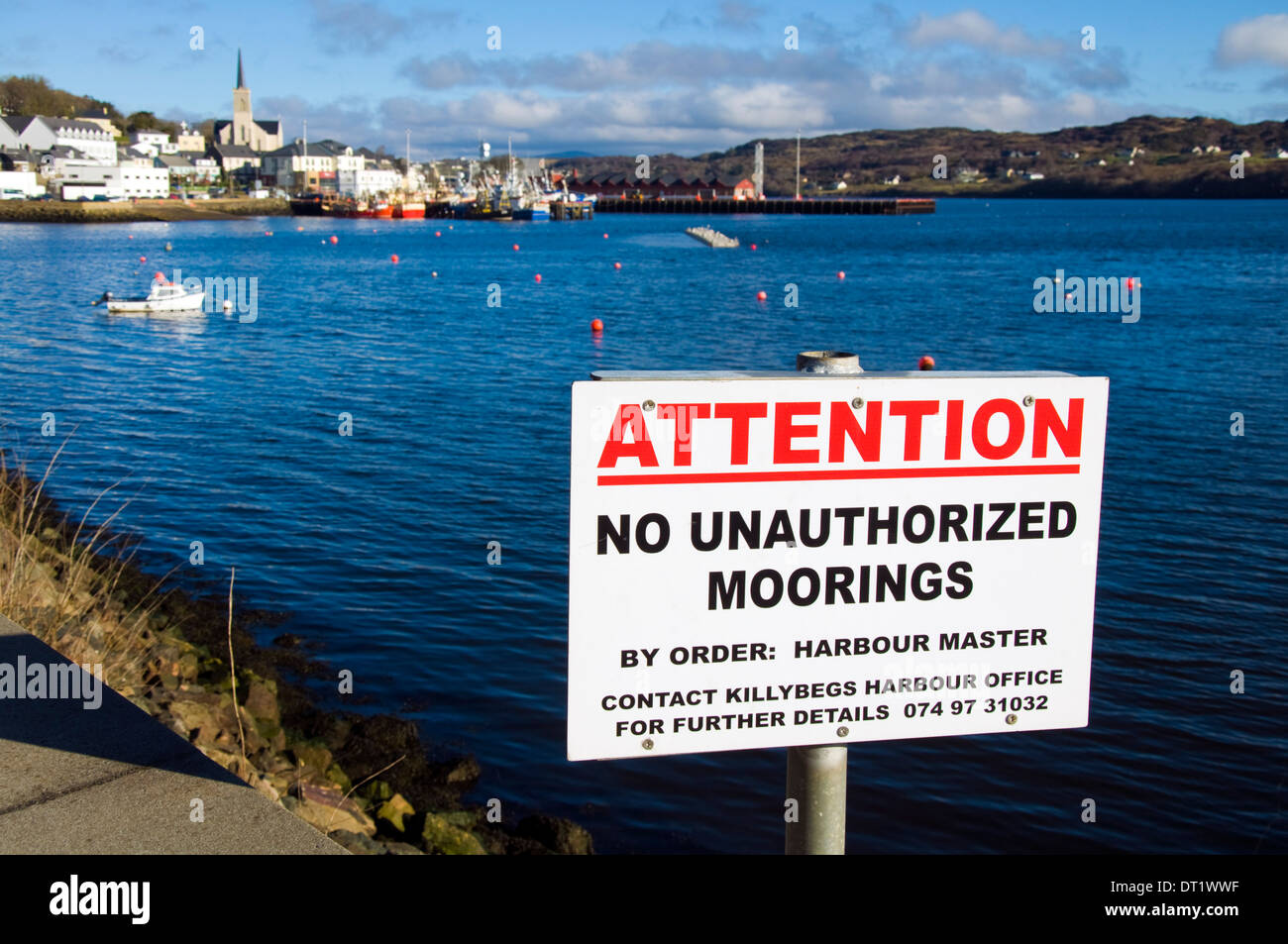 Killybegs Fischereihafen County Donegal Irland Schild mit der Aufschrift No nicht autorisierte Liegeplätze durch Bestellung Hafenmeister Stockfoto