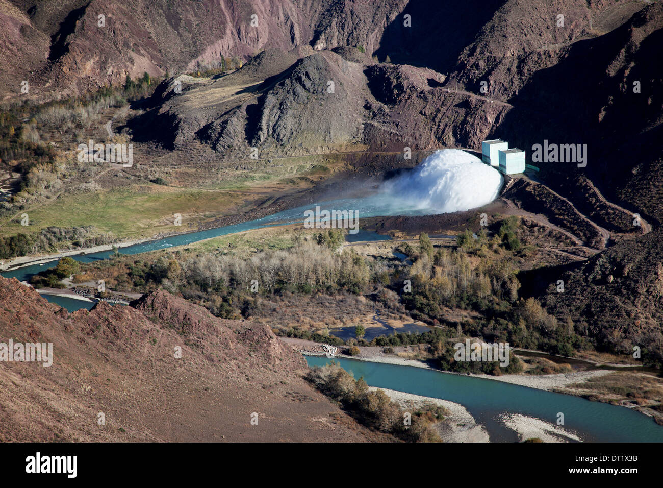 Bartogai Damm auf einem Bergfluss Chilik, Kasachstan Stockfoto