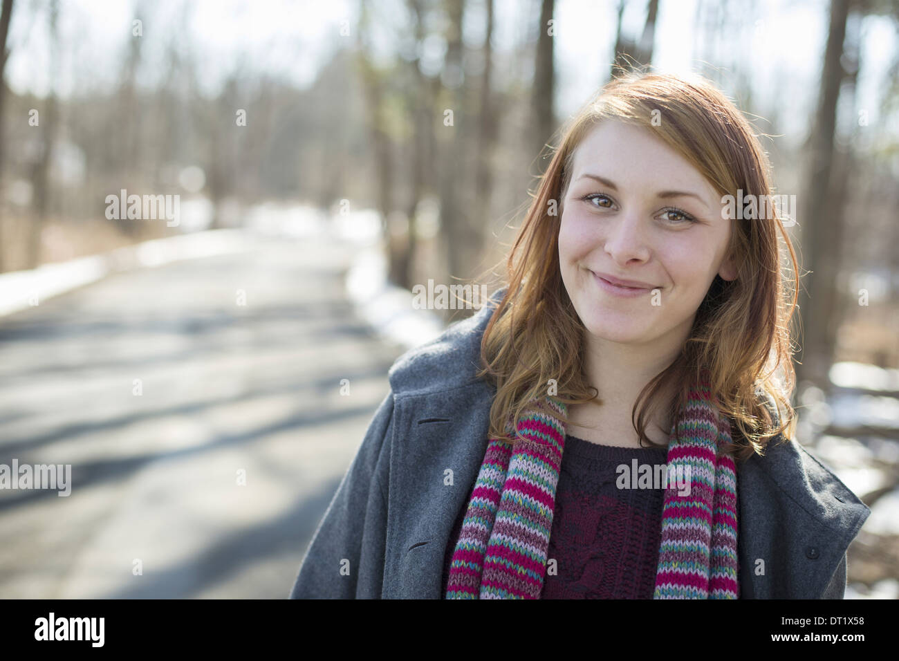 Eine junge Frau mit einem Schal im Freien an einem verschneiten Wintertag Stockfoto