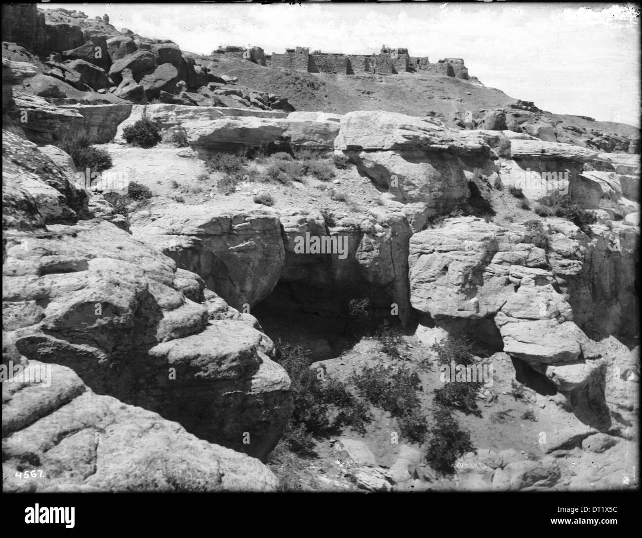 Ein Blick auf das Hopi Pueblo von Shipaulovi, vom Mishongnovi Fußweg, mit den traditionellen lehmbauten und der umliegenden Wüstenlandschaft. Stockfoto