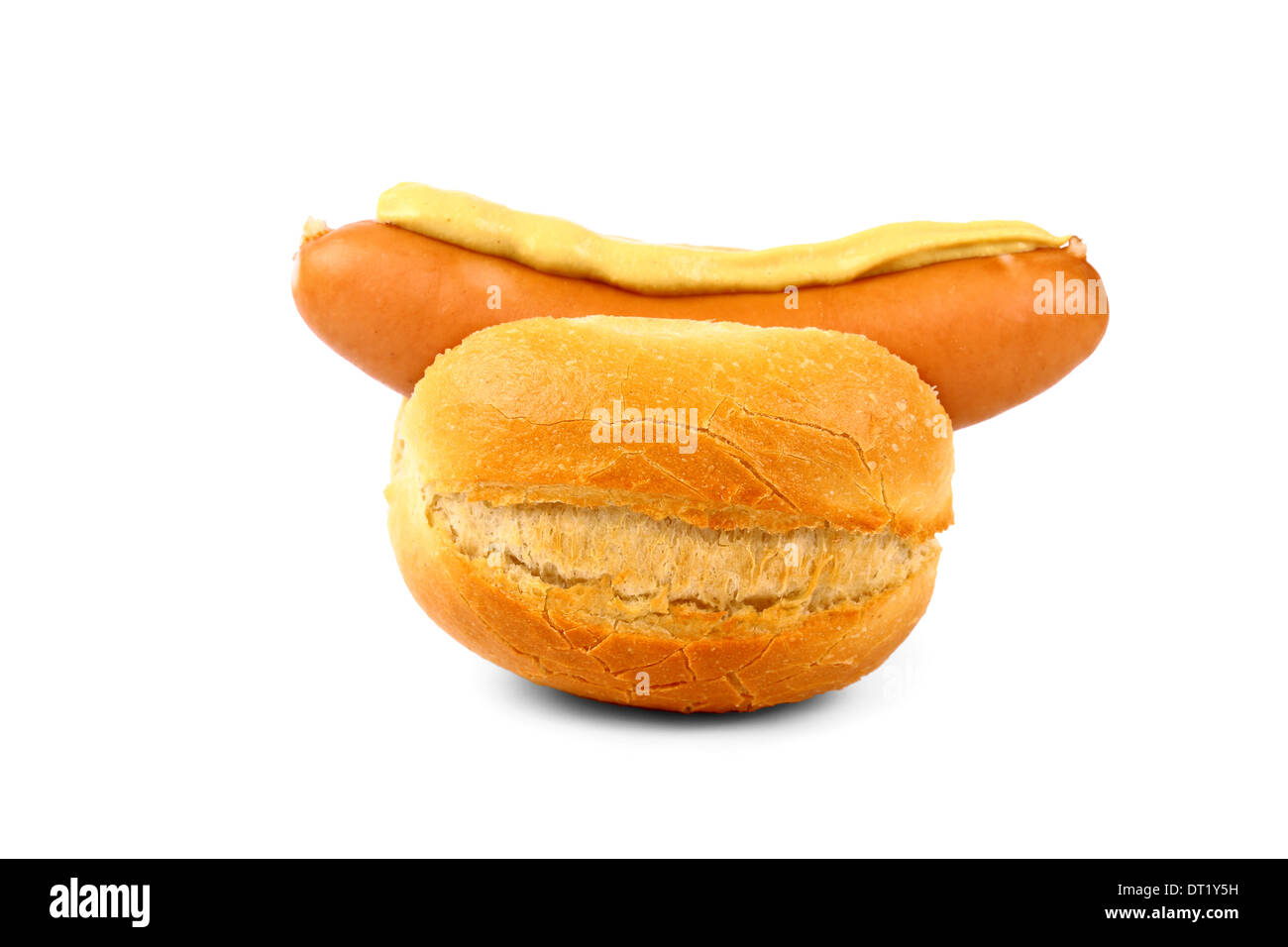 Deutsche Bratwurst mit Brötchen und Senf, isoliert Stockfoto