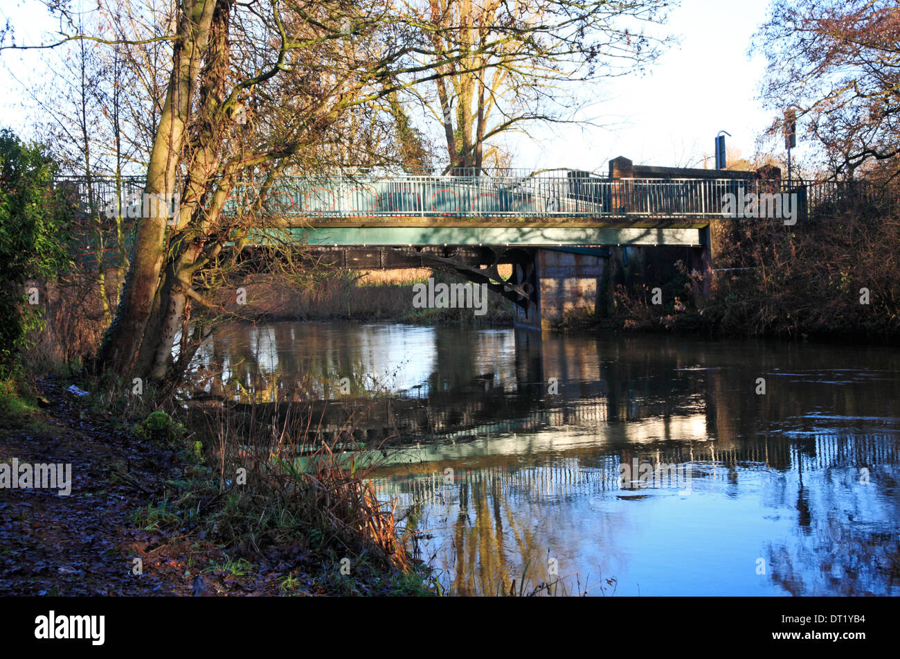 Ein Blick auf die Straße und Fußgängerzone Brücken über den Fluss Wensum in Hellesdon, Norfolk, England, Vereinigtes Königreich. Stockfoto