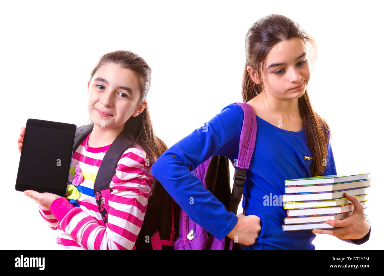 Teenage Girls mittels Digital-Tablette und Bücher Stockfoto