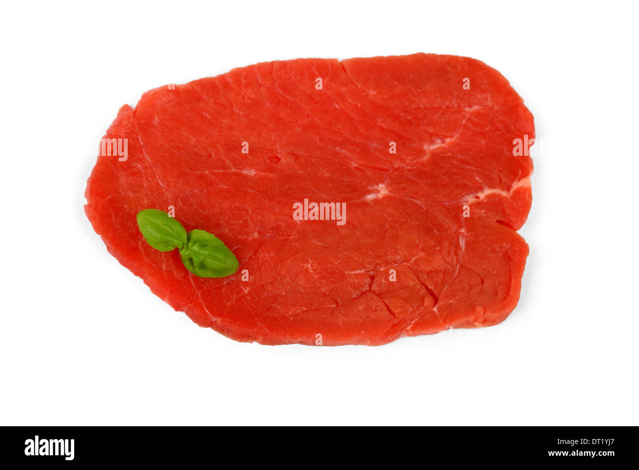 Frisches Rindfleisch Minute Steak mit Basilikum, extra dünn, isoliert, Ansicht von oben Stockfoto