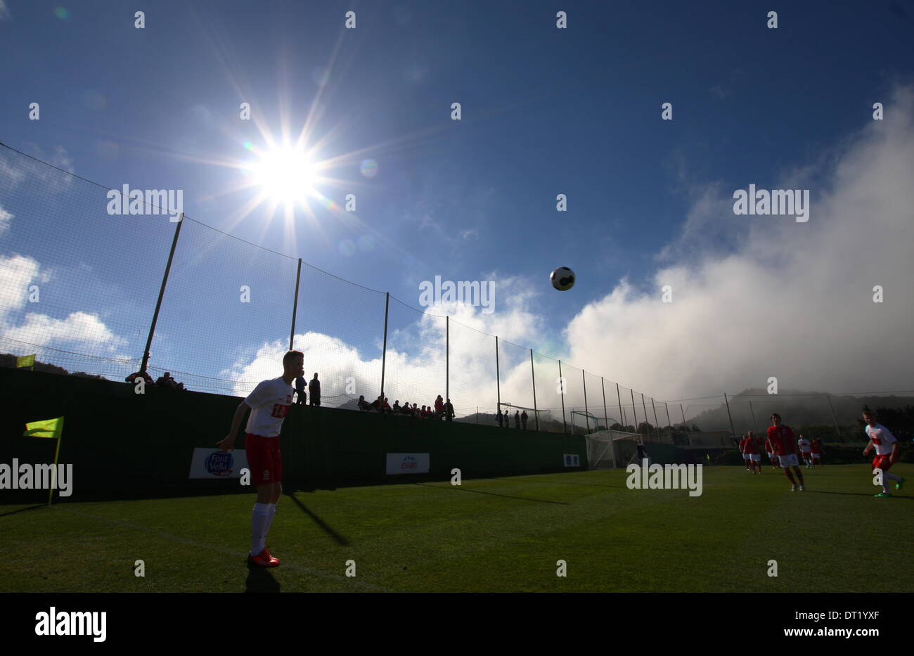 La Manga, Spanien. 6. Februar 2014. Internationales Turnier, La Manga, Spanien. Polen gegen Norwegen. Spektakuläre niedrige Wolken während des Spiels. Bildnachweis: Tony Henshaw/Alamy Live-Nachrichten Stockfoto