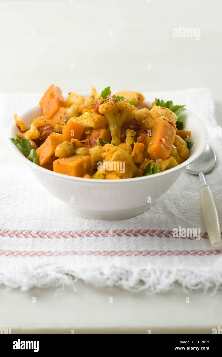 Blumenkohl mit Kurkuma und Süßkartoffeln Stockfoto