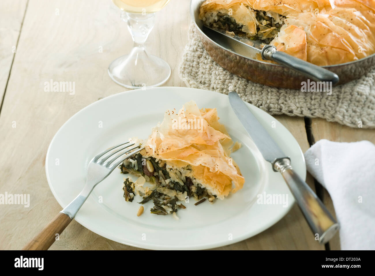 Pastilla von Wildreis Spinat, Pinienkernen und Rosinen Stockfoto
