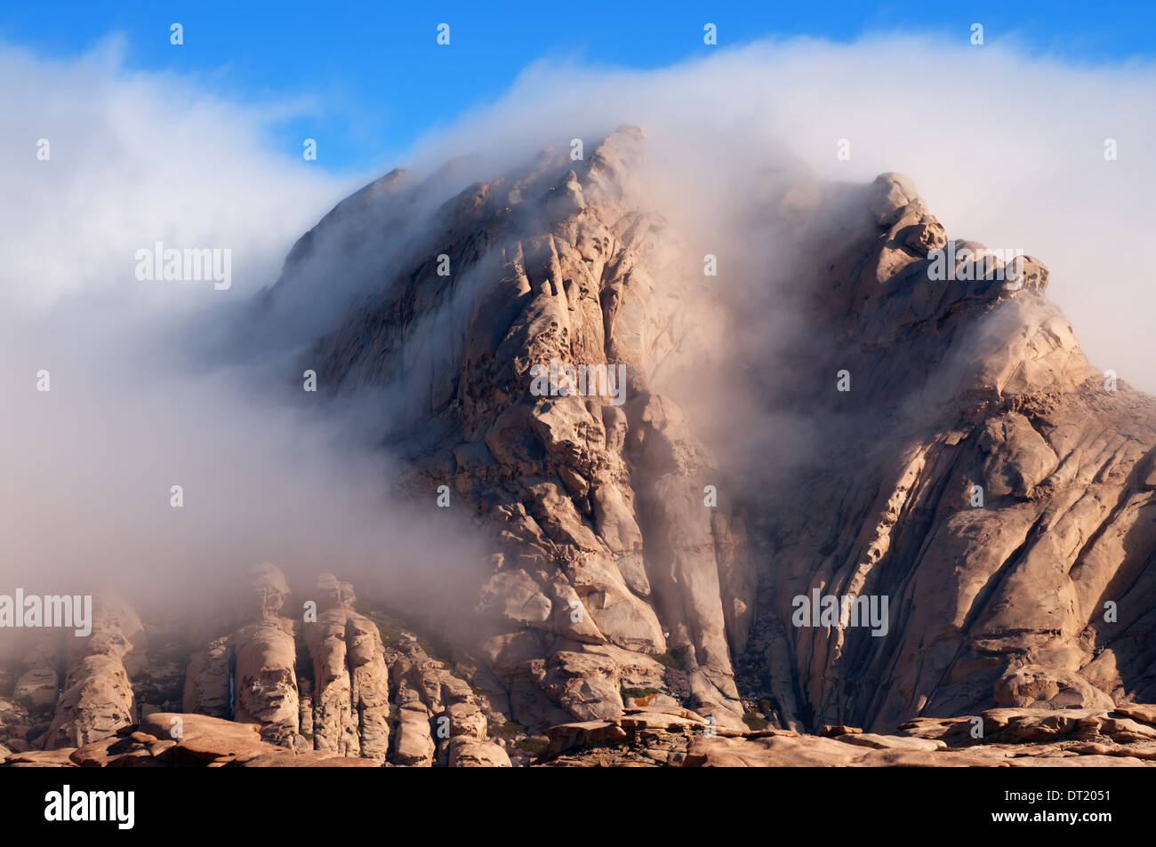 Wolken in Wüstenberge Bektau-Ata in Kasachstan Stockfoto