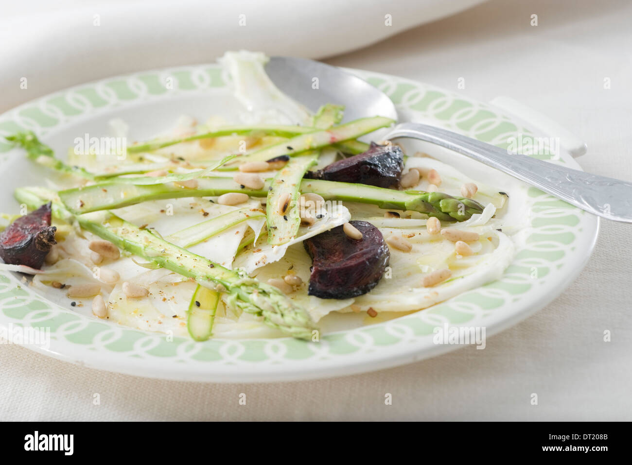 Rote Beete Salat mit Spargel und Fenchel Stockfoto