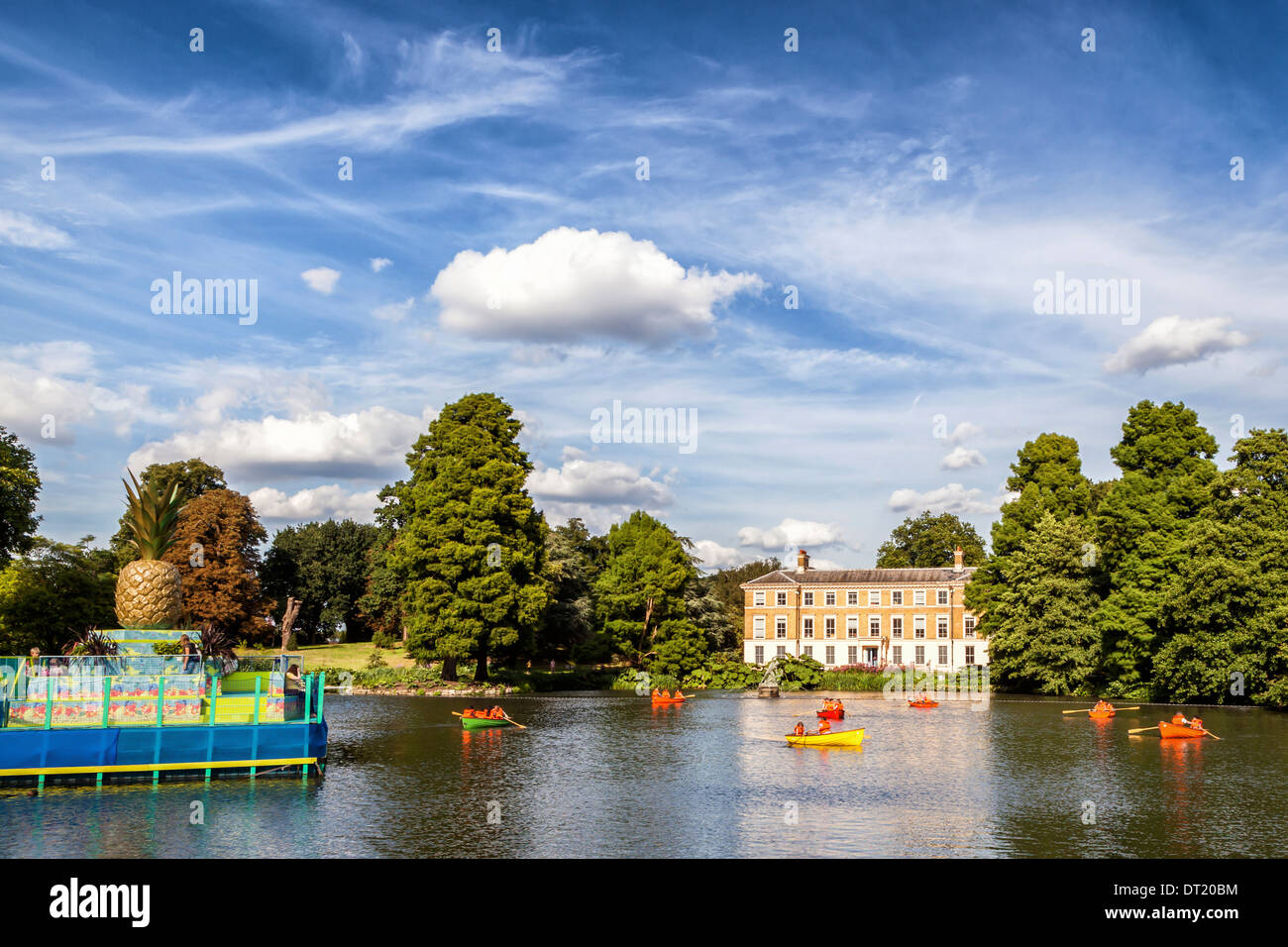 Menschen Rudern am Teich und Riesen Ananas InCredibles Festivals am Royal Botanic Gardens, Kew Gardens, London, UK Stockfoto